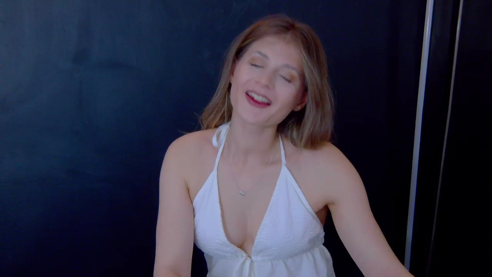 Gallery image thumbnail from Miss_L's myfreecams stream on, 04/19/2025, 19:13 image 6 of 20