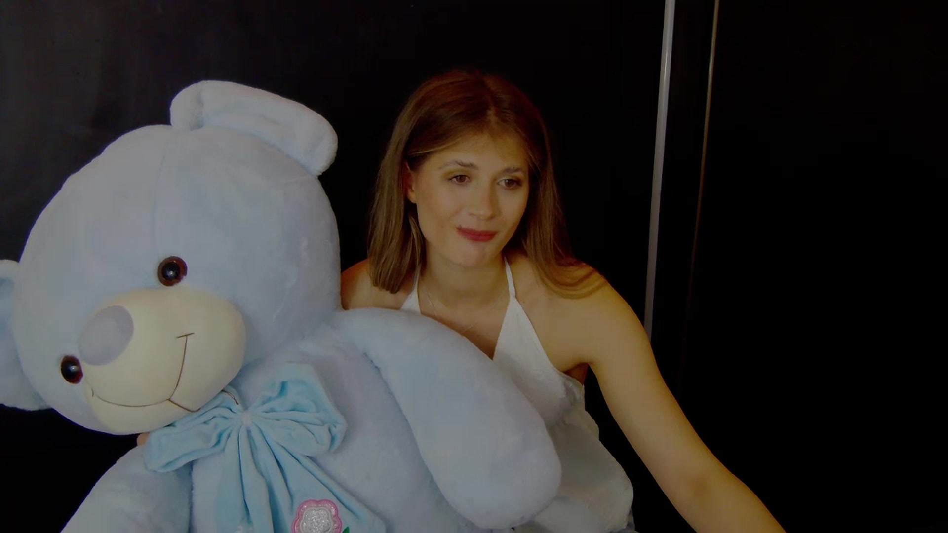 Gallery image thumbnail from Miss_L's myfreecams stream on, 04/19/2025, 23:32 image 3 of 20