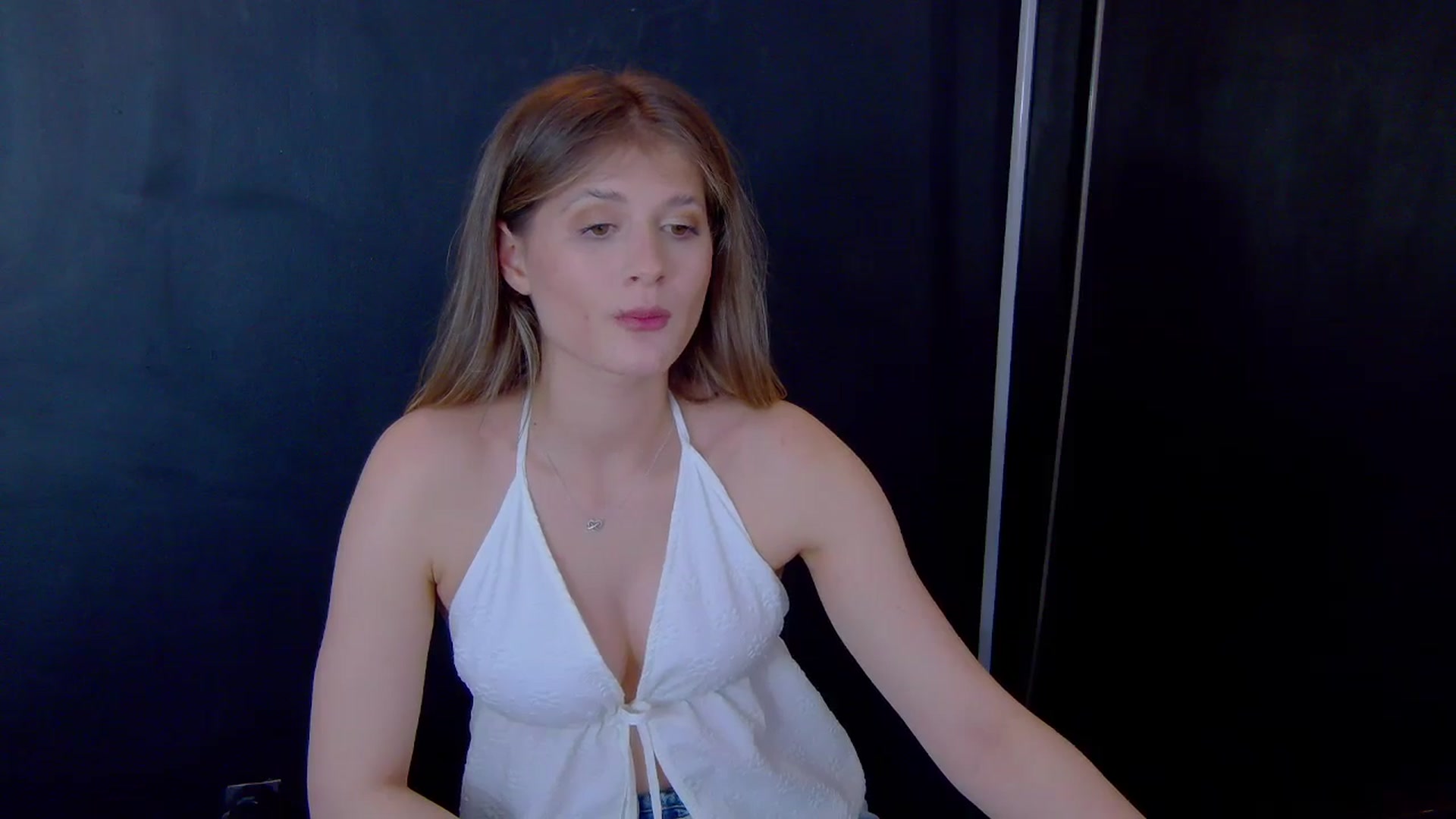 Gallery image thumbnail from Miss_L's myfreecams stream on, 04/19/2025, 23:32 image 8 of 20