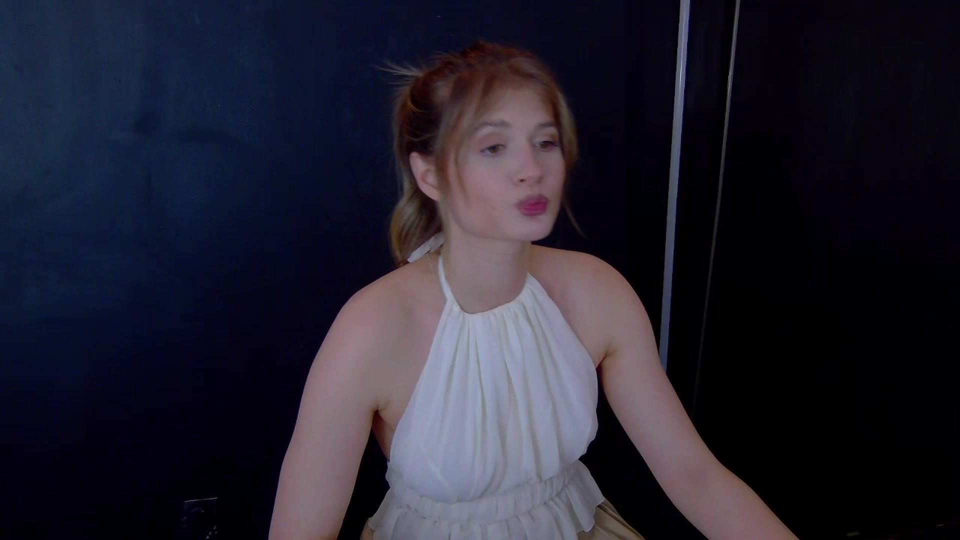 Gallery image thumbnail from Miss_L's myfreecams stream on, 04/20/2025, 22:17 image 5 of 20