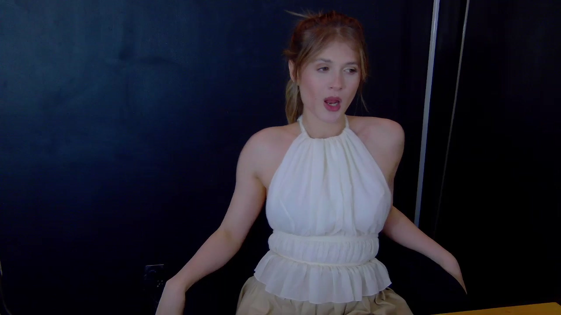 Gallery image thumbnail from Miss_L's myfreecams stream on, 04/20/2025, 22:17 image 16 of 20