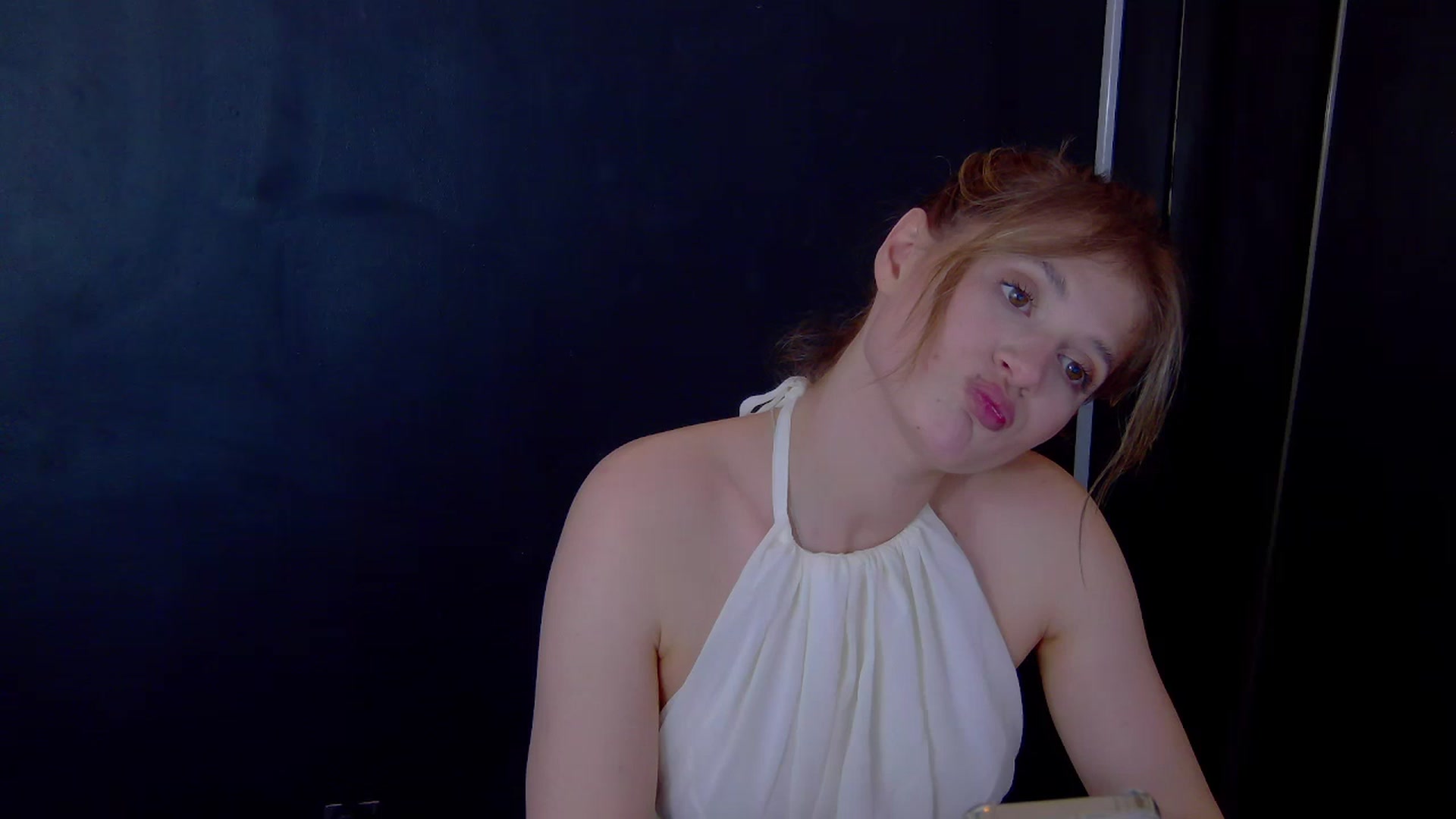 Gallery image thumbnail from Miss_L's myfreecams stream on, 04/21/2025, 24:16 image 10 of 20