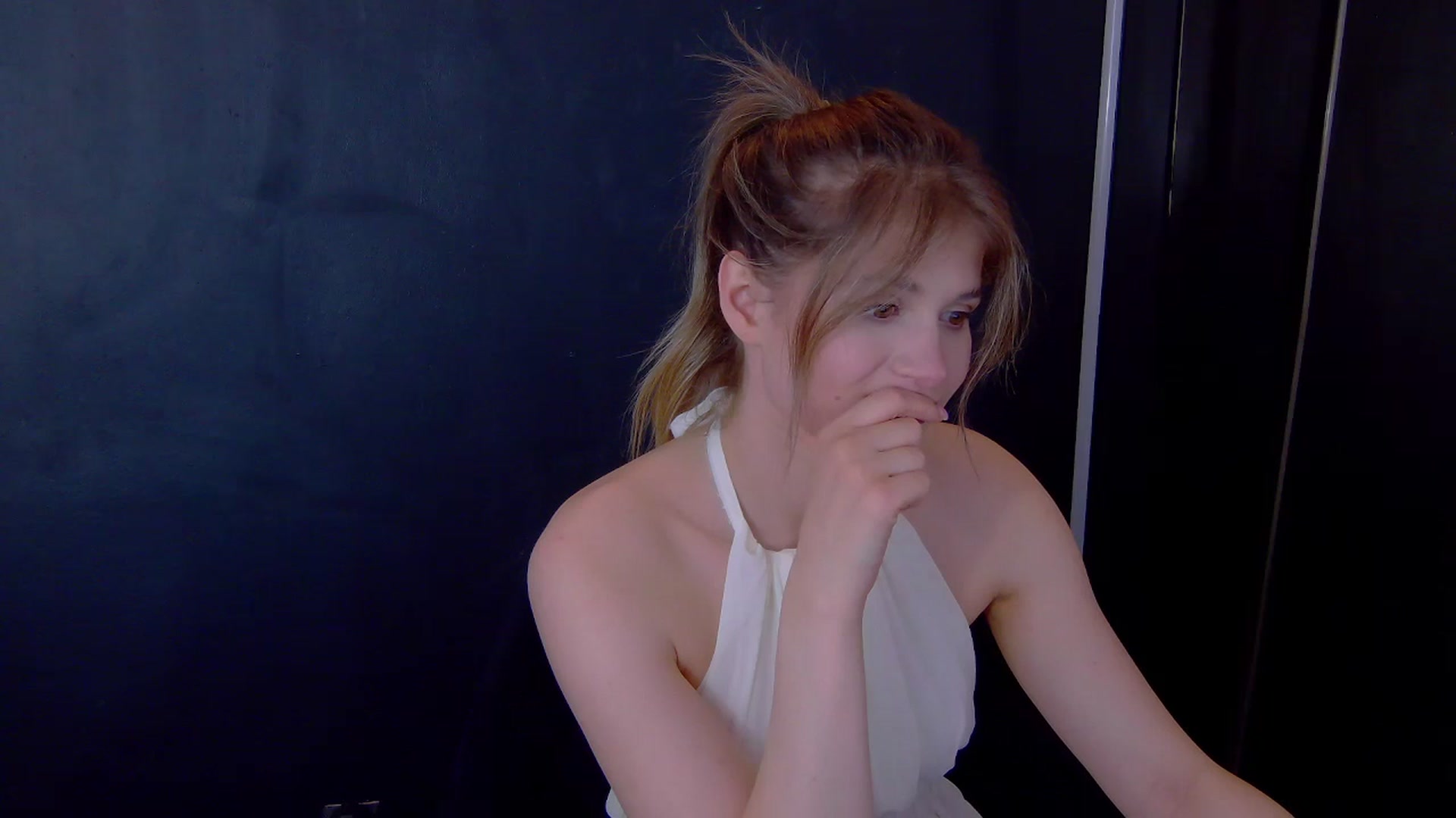 Gallery image thumbnail from Miss_L's myfreecams stream on, 04/21/2025, 24:16 image 16 of 20