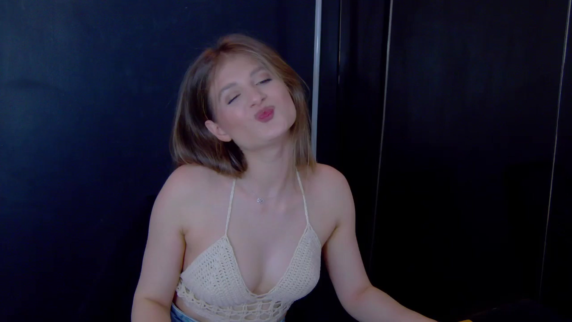 Gallery image thumbnail from Miss_L's myfreecams stream on, 04/21/2025, 19:11 image 2 of 20