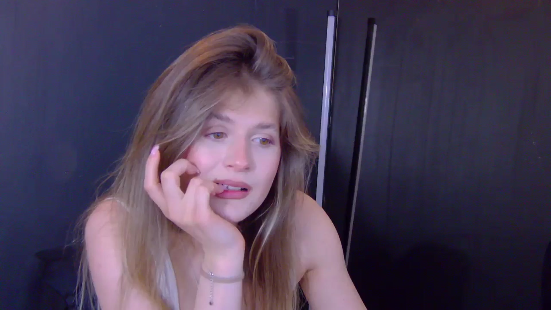 Gallery image thumbnail from Miss_L's myfreecams stream on, 05/18/2025, 18:56 image 16 of 20