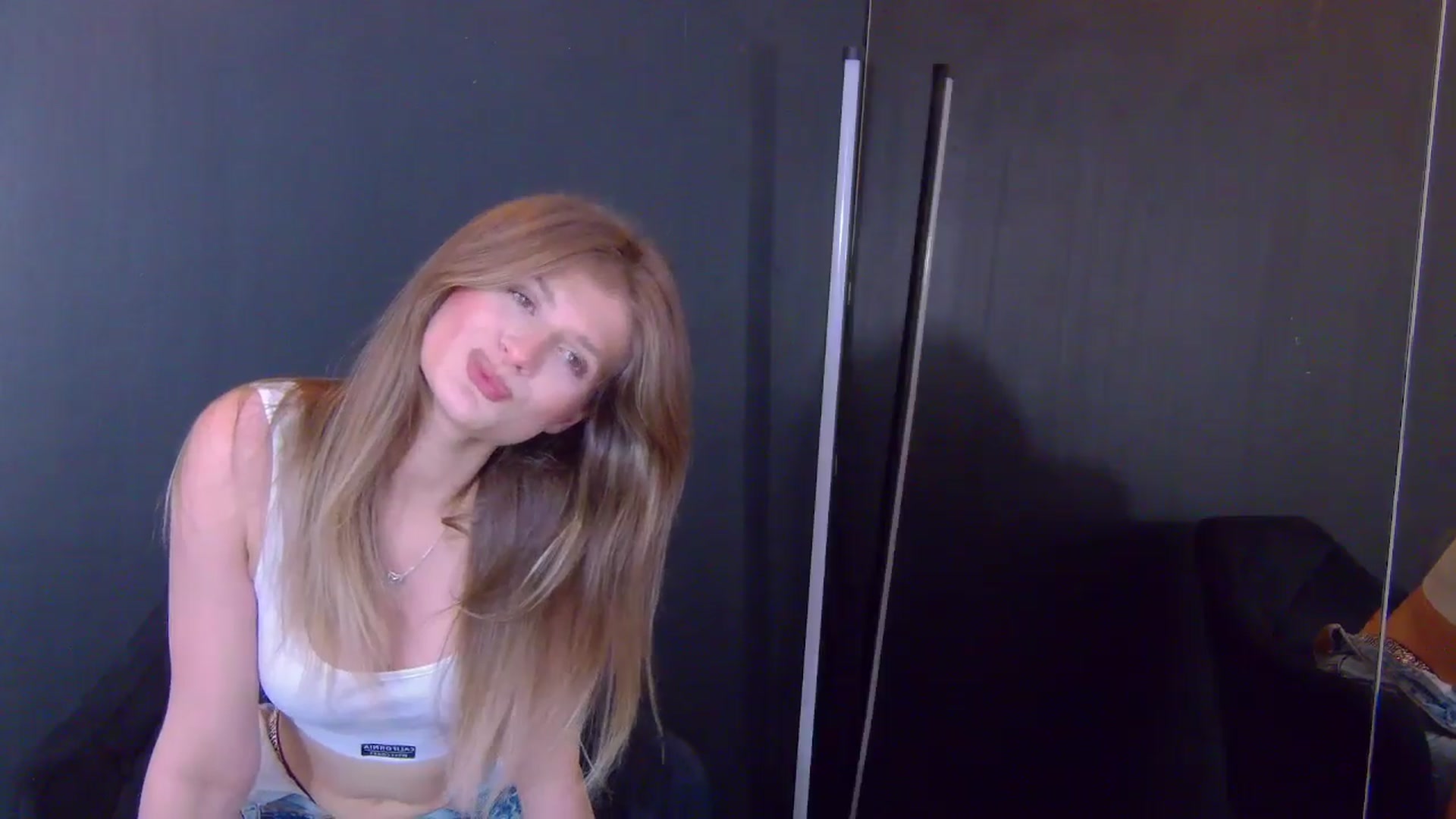 Gallery image thumbnail from Miss_L's myfreecams stream on, 05/18/2025, 18:56 image 19 of 20