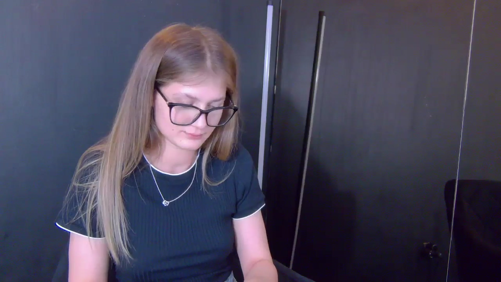 Gallery image thumbnail from Miss_L's myfreecams stream on, 05/21/2025, 21:34 image 8 of 20