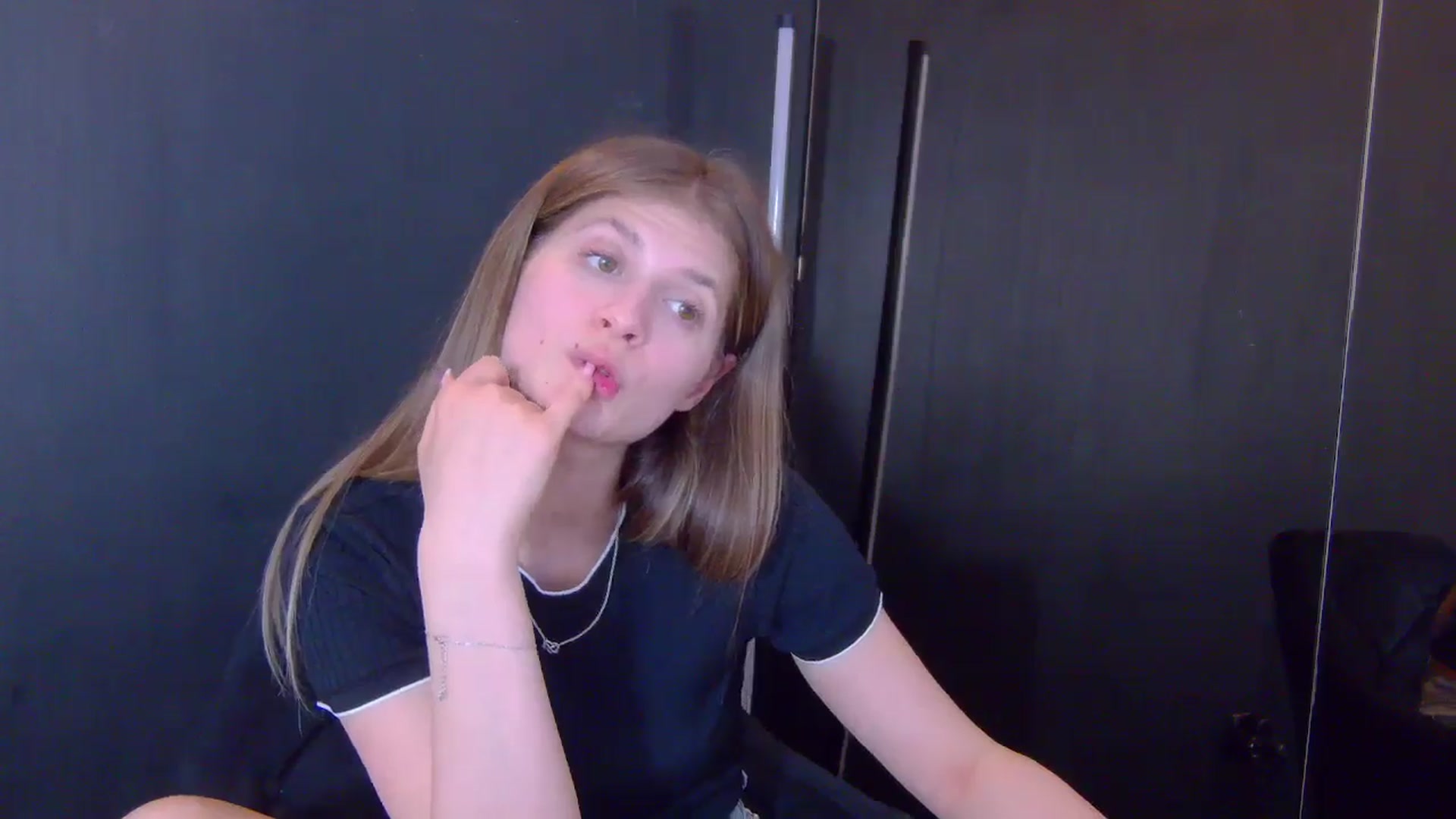 Gallery image thumbnail from Miss_L's myfreecams stream on, 05/21/2025, 21:34 image 3 of 20