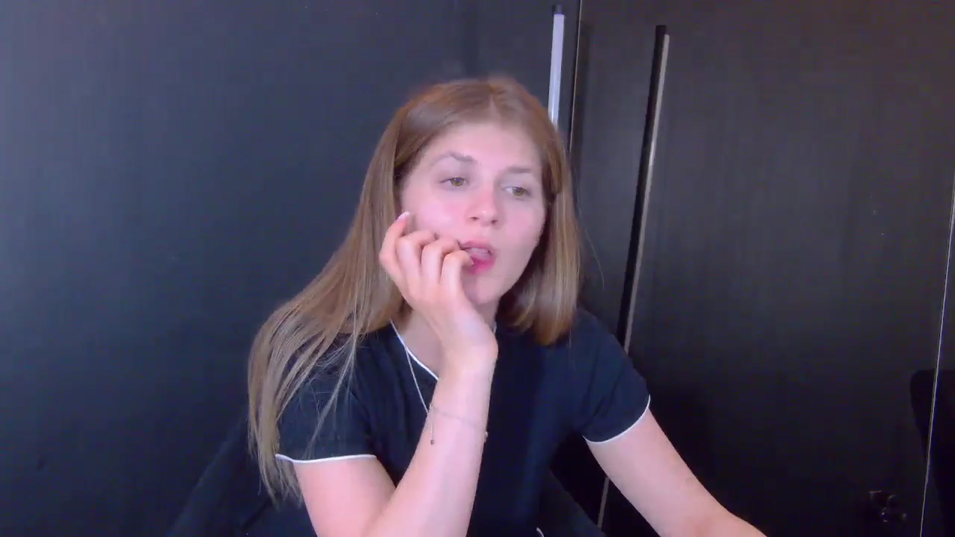 Gallery image thumbnail from Miss_L's myfreecams stream on, 05/21/2025, 21:34 image 15 of 20