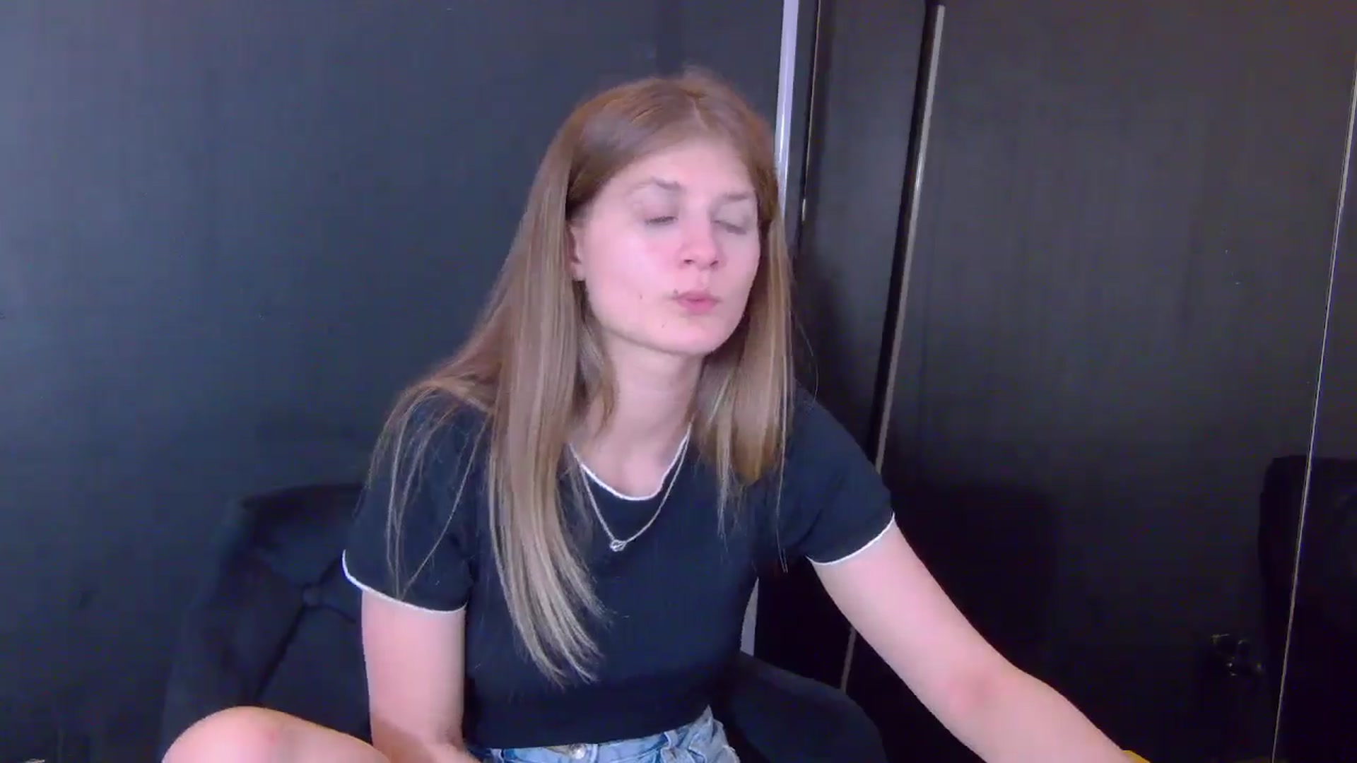 Gallery image thumbnail from Miss_L's myfreecams stream on, 05/21/2025, 21:34 image 19 of 20