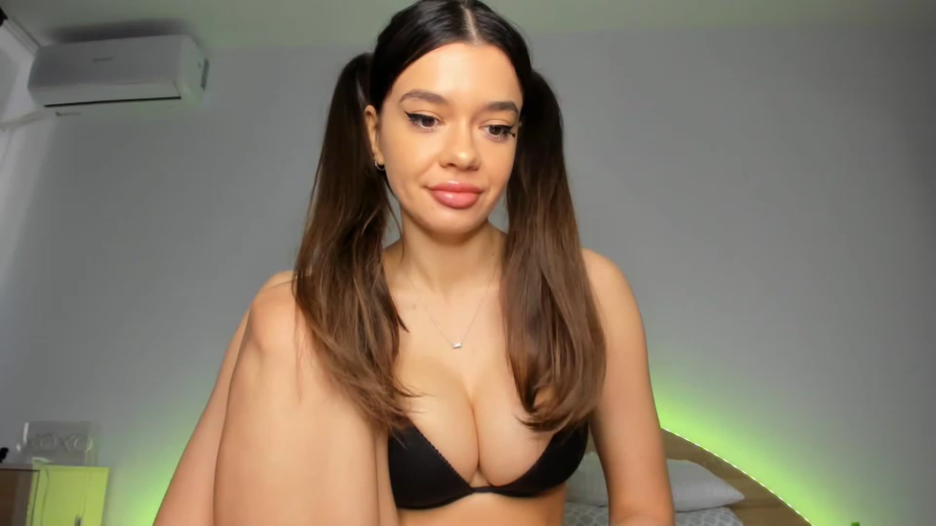 Gallery image thumbnail from Miss_Medyson's myfreecams stream on, 03/15/2023, 10:36 image 19 of 20