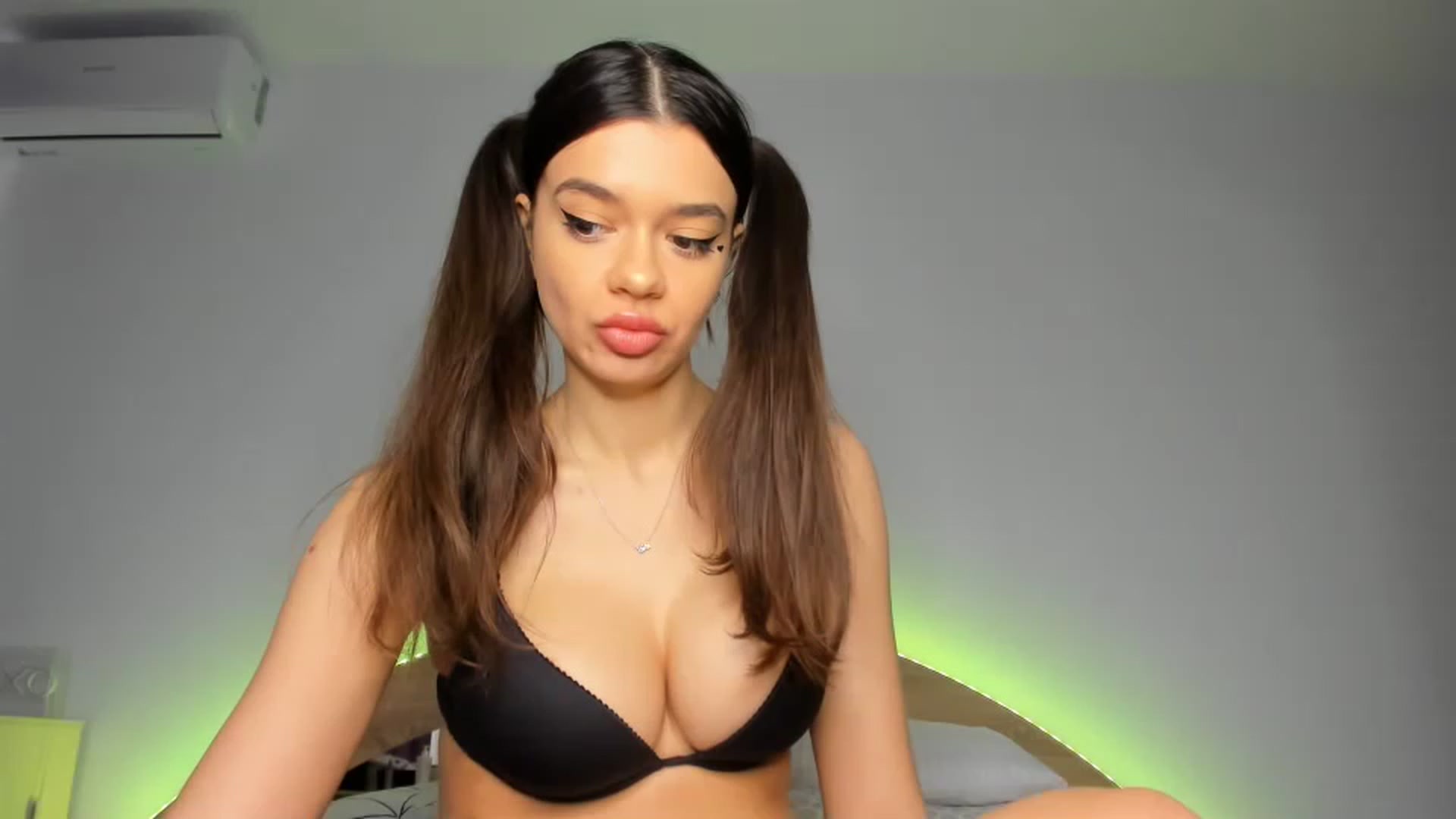 Gallery image thumbnail from Miss_Medyson's myfreecams stream on, 03/15/2023, 10:36 image 7 of 20