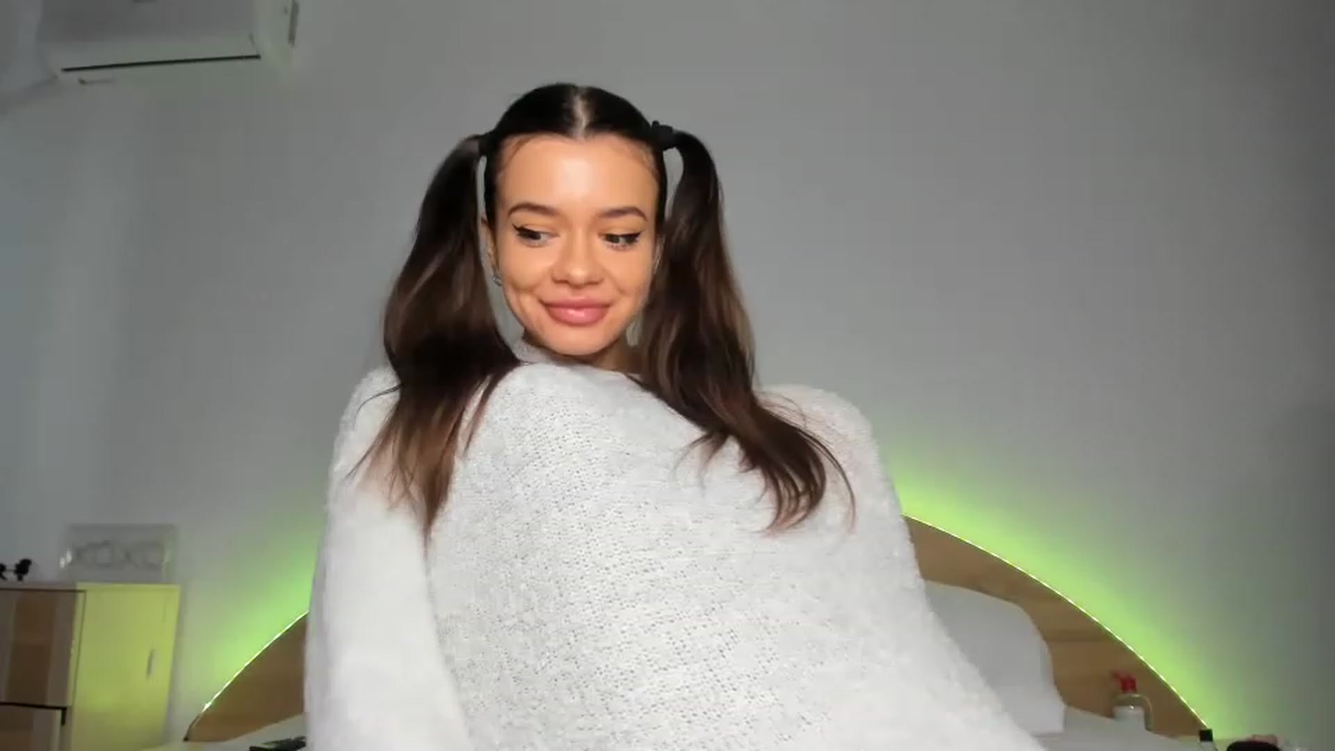 Gallery image thumbnail from Miss_Medyson's myfreecams stream on, 04/04/2023, 11:14 image 14 of 20