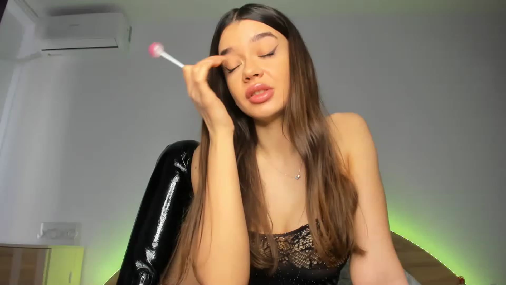 Gallery image thumbnail from Miss_Medyson's myfreecams stream on, 04/10/2023, 10:15 image 12 of 20