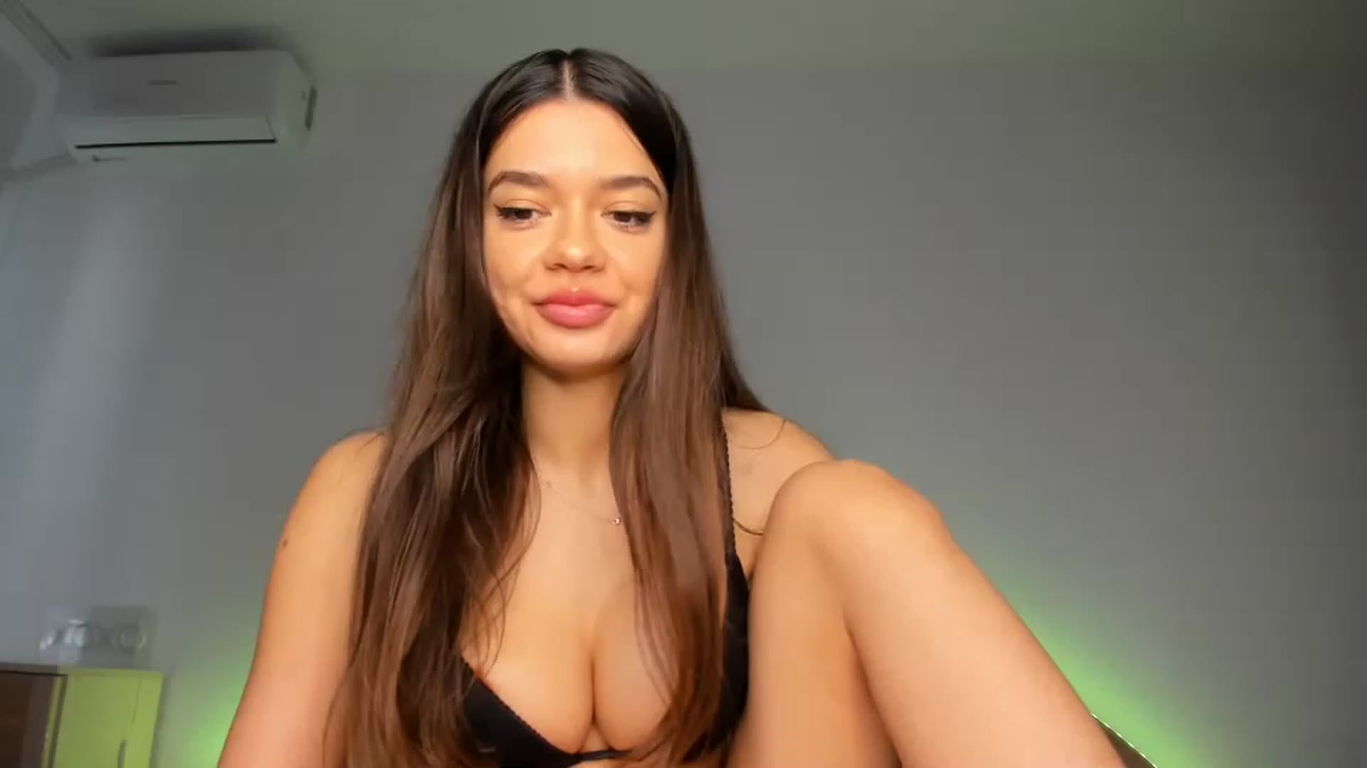 Gallery image thumbnail from Miss_Medyson's myfreecams stream on, 04/21/2023, 08:28 image 17 of 20