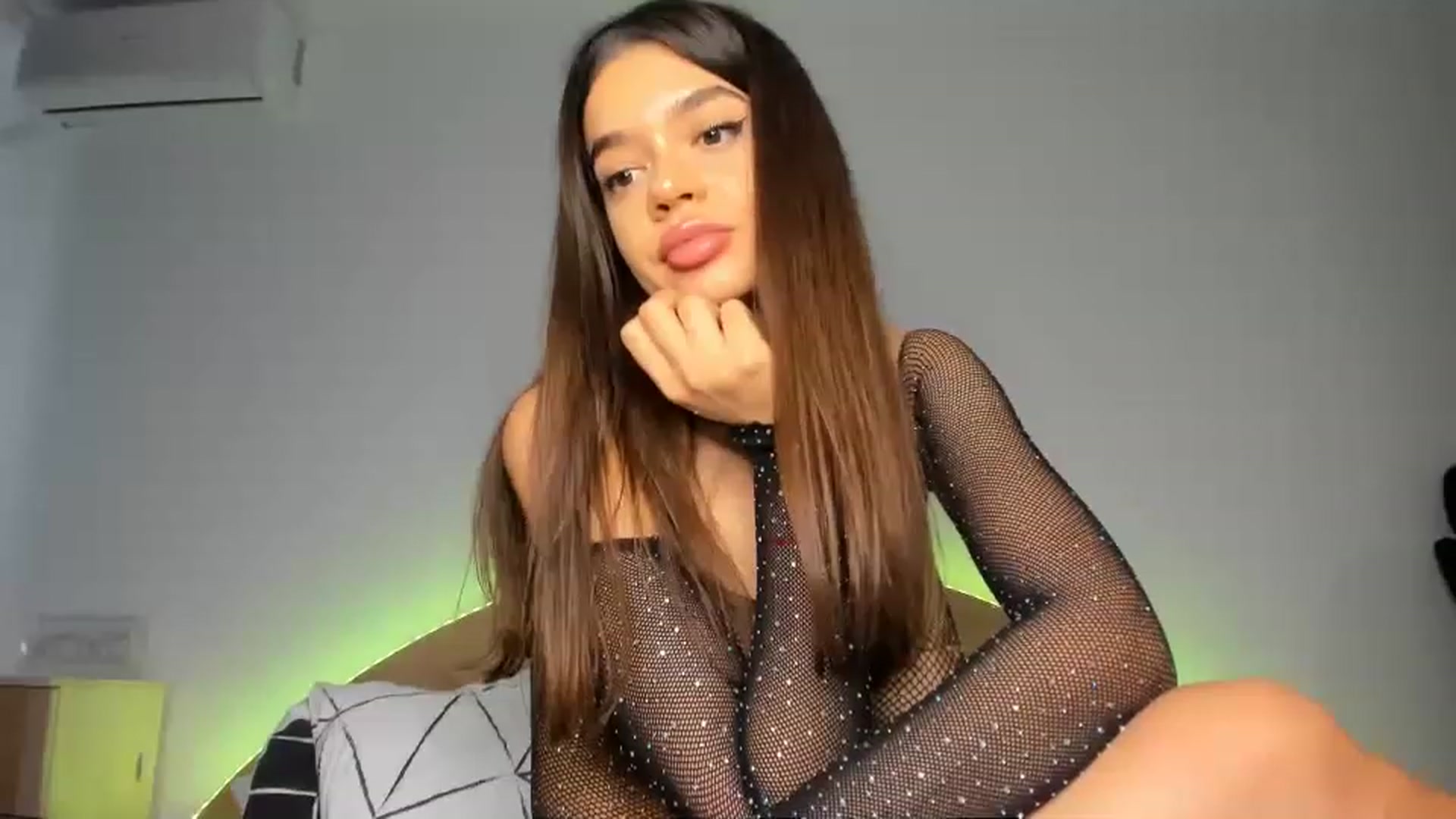 Gallery image thumbnail from Miss_Medyson's myfreecams stream on, 06/22/2023, 10:01 image 14 of 20