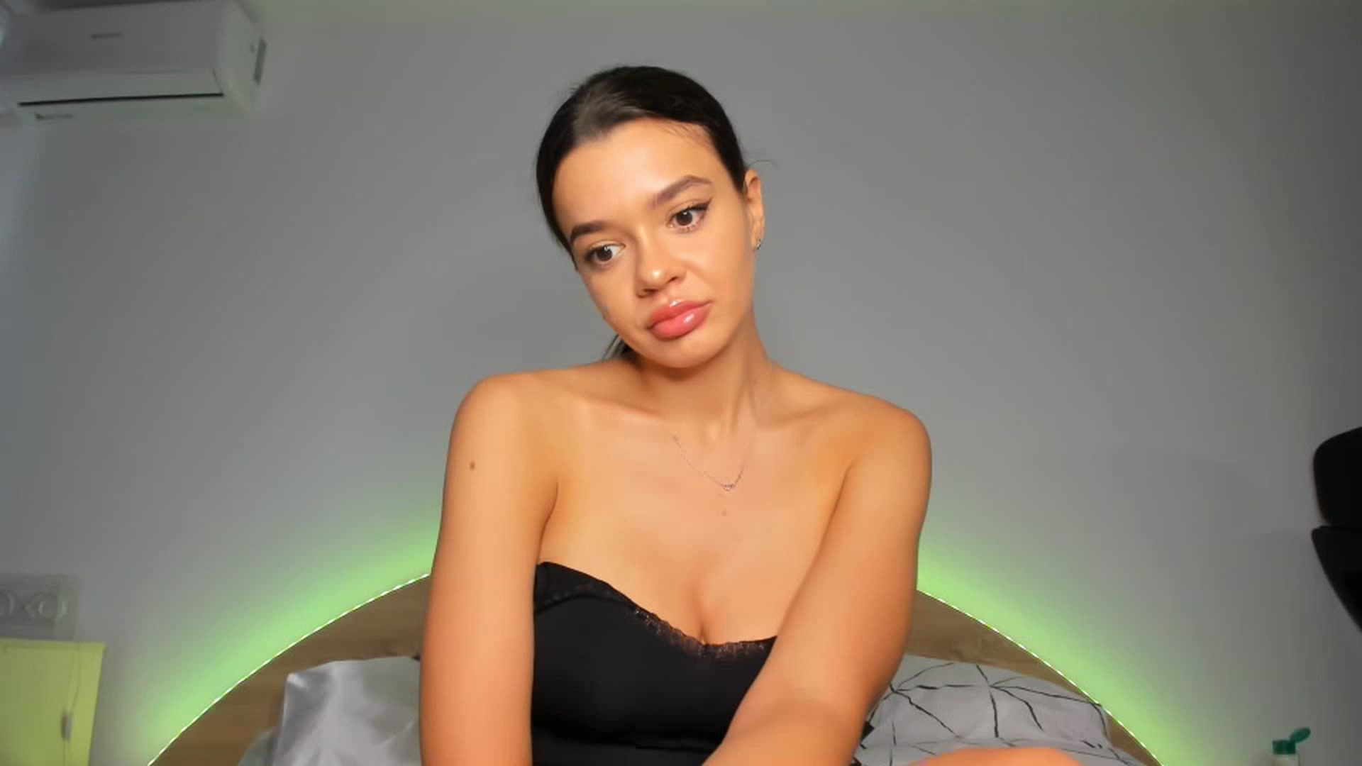 Gallery image thumbnail from Miss_Medyson's myfreecams stream on, 08/14/2023, 12:06 image 14 of 20