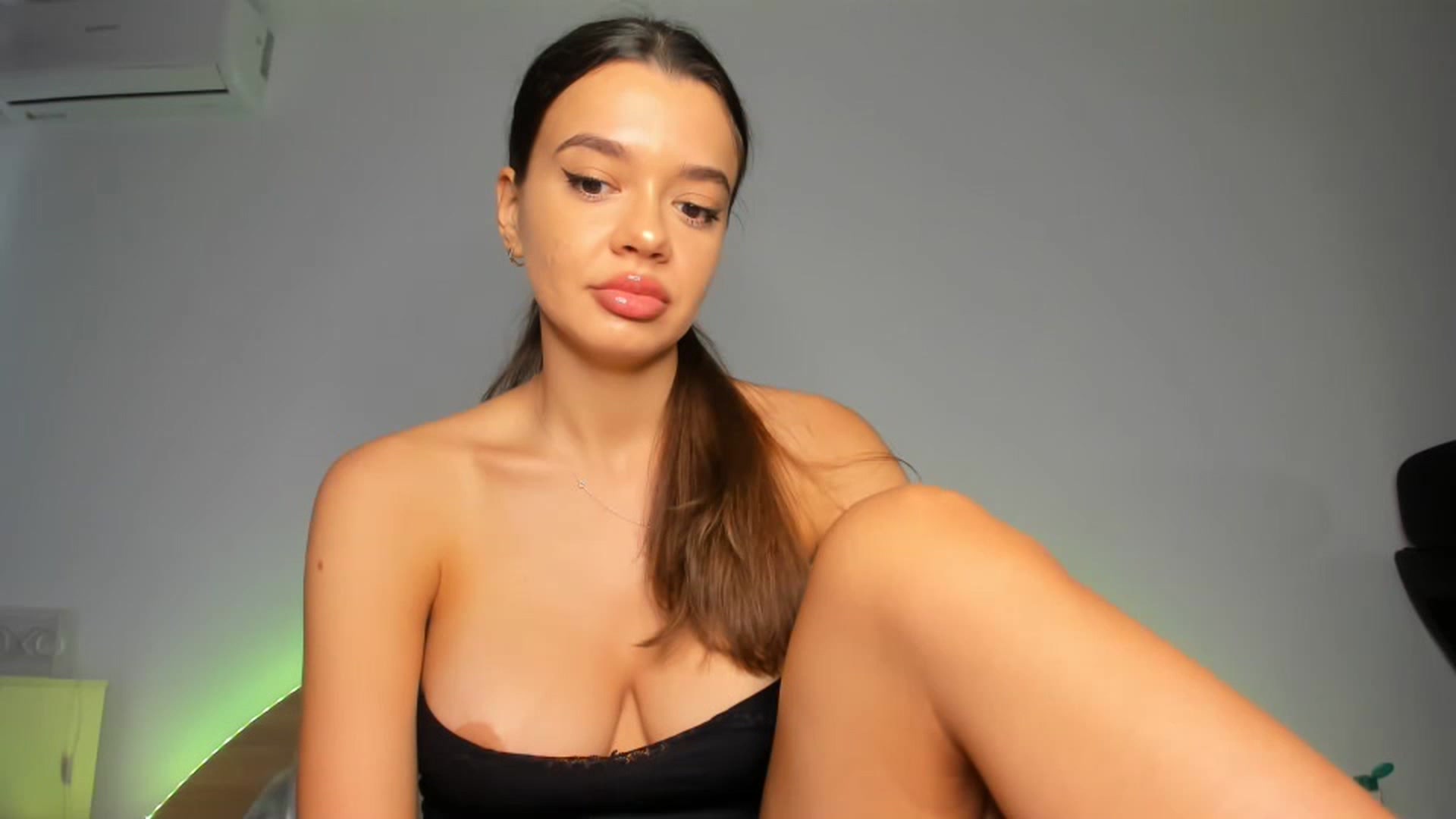 Gallery image thumbnail from Miss_Medyson's myfreecams stream on, 08/14/2023, 12:06 image 10 of 20