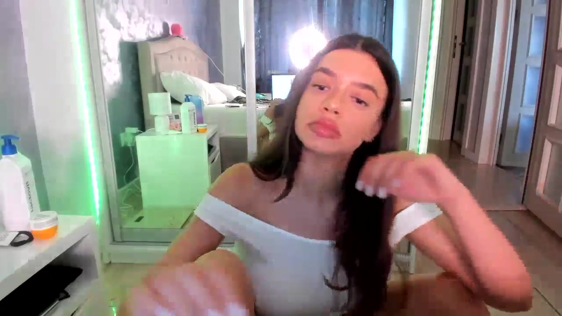 Gallery image thumbnail from Miss_Medyson's myfreecams stream on, 06/26/2024, 12:15 image 18 of 20
