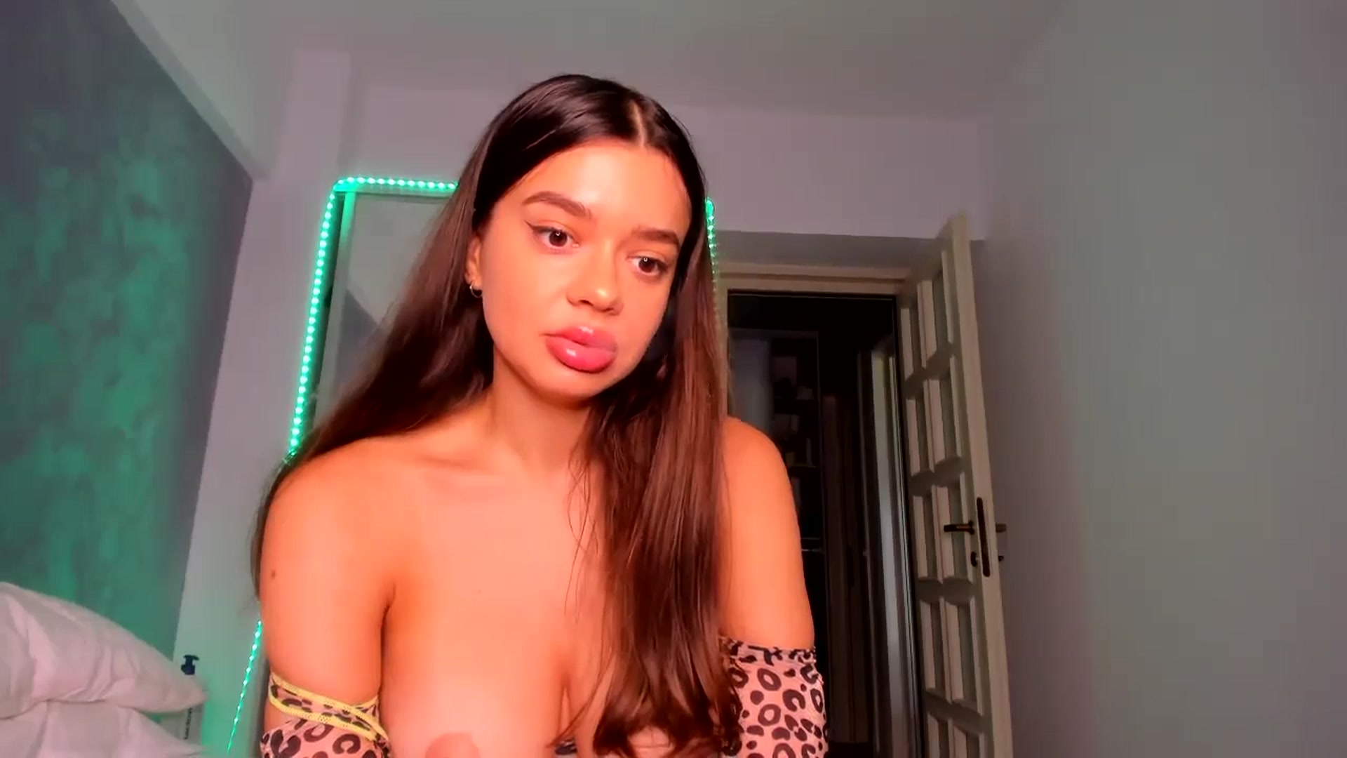 Gallery image thumbnail from Miss_Medyson's myfreecams stream on, 08/13/2024, 12:29 image 6 of 20
