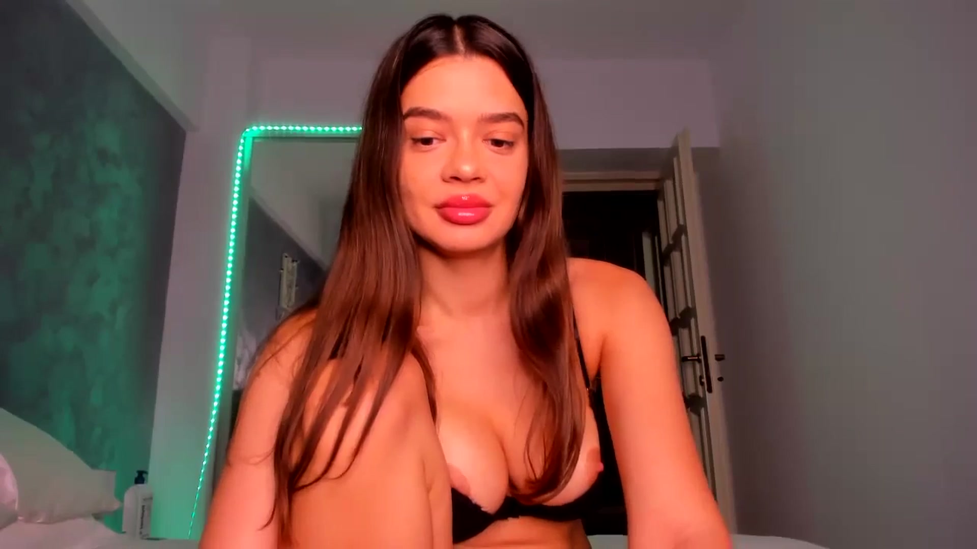 Gallery image thumbnail from Miss_Medyson's myfreecams stream on, 08/15/2024, 09:43 image 10 of 20