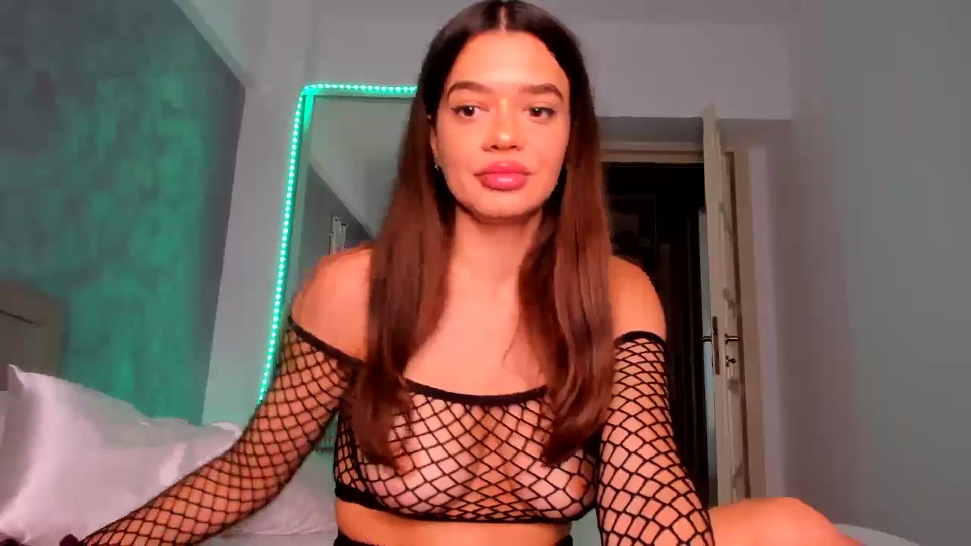 Gallery image thumbnail from Miss_Medyson's myfreecams stream on, 08/16/2024, 11:52 image 7 of 20