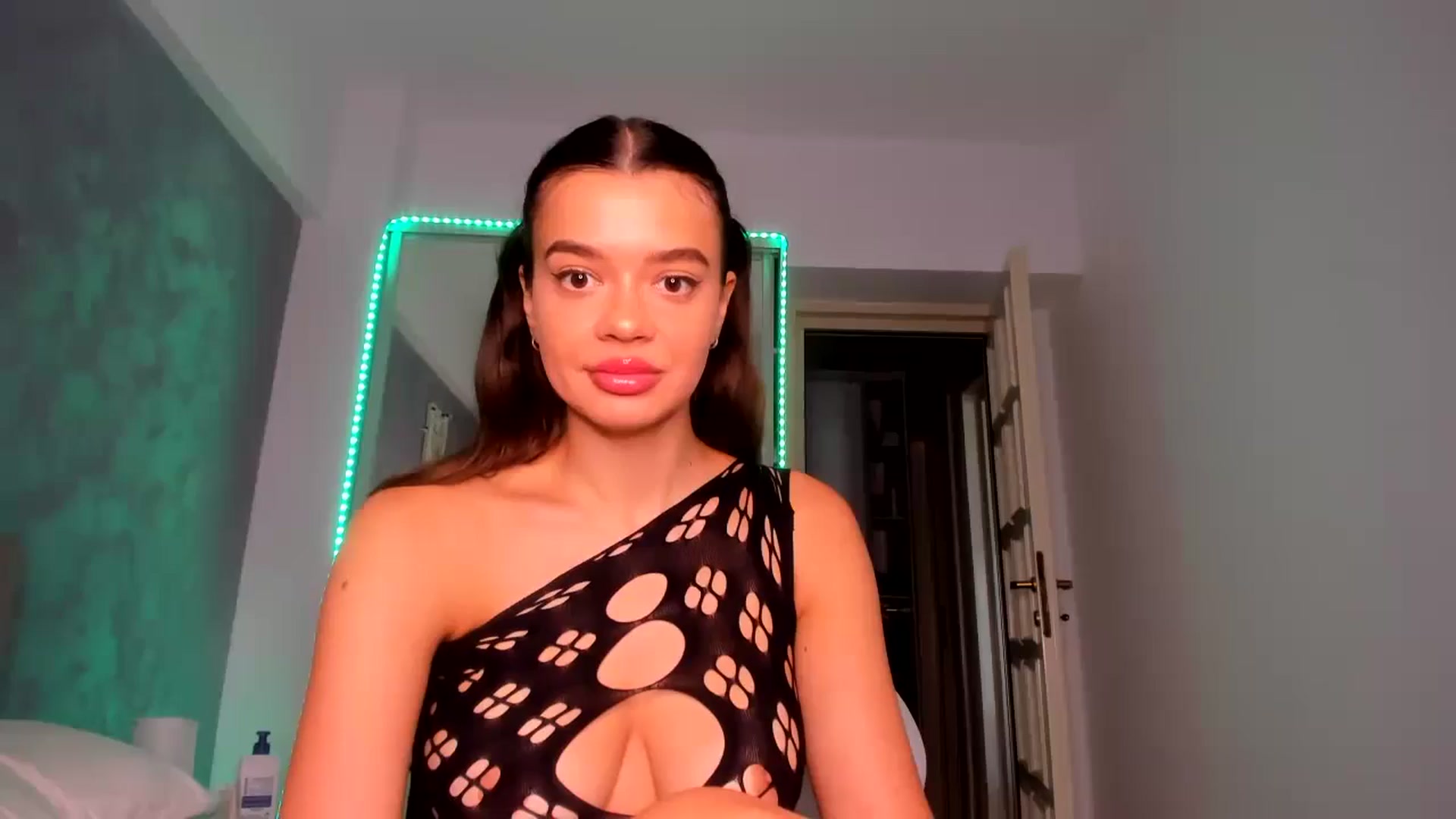 Gallery image thumbnail from Miss_Medyson's myfreecams stream on, 08/17/2024, 10:12 image 1 of 20