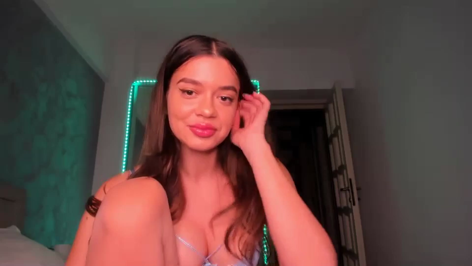 Gallery image thumbnail from Miss_Medyson's myfreecams stream on, 09/17/2024, 18:59 image 15 of 20