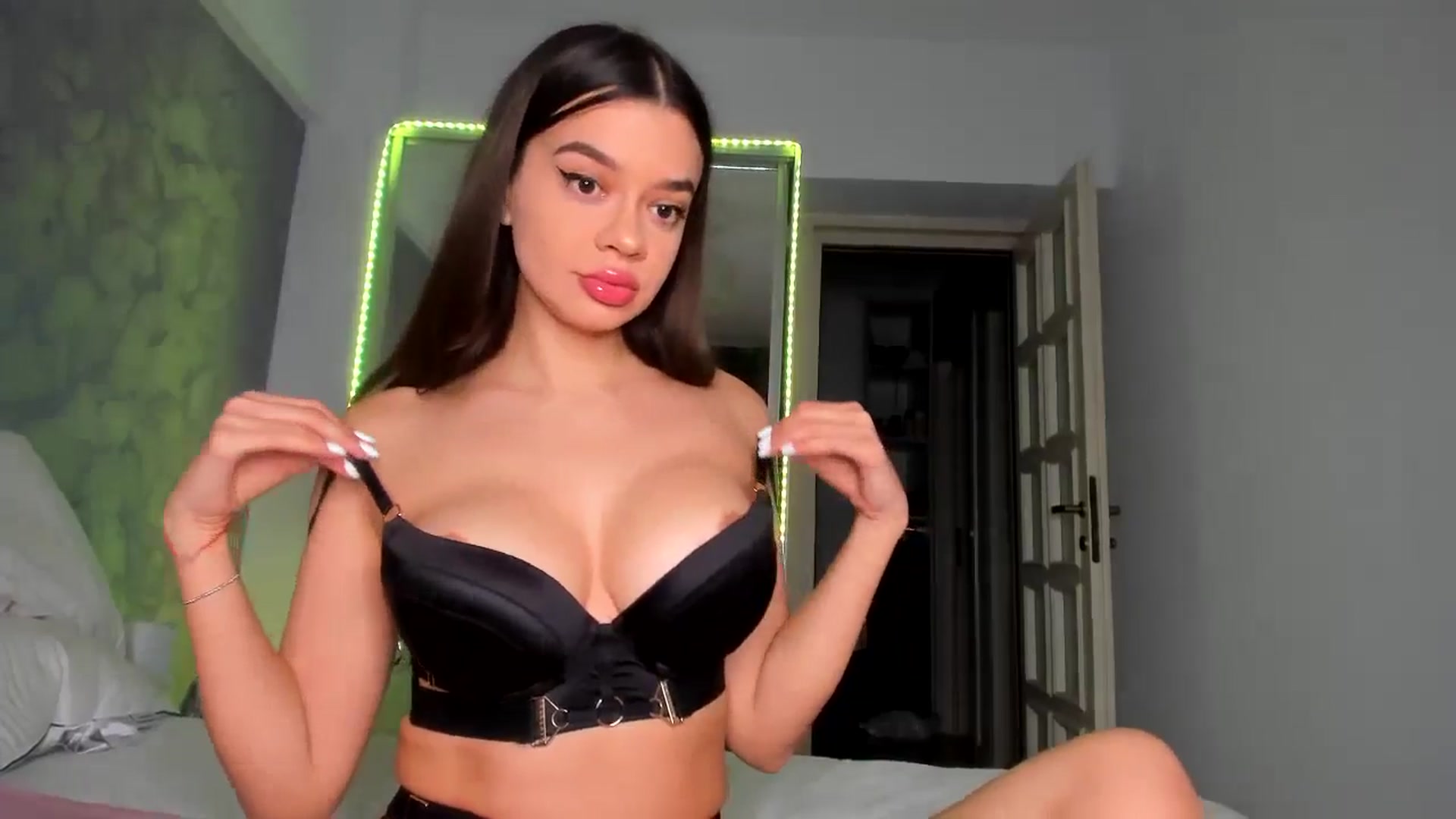 Gallery image thumbnail from Miss_Medyson's myfreecams stream on, 10/09/2024, 17:05 image 8 of 20