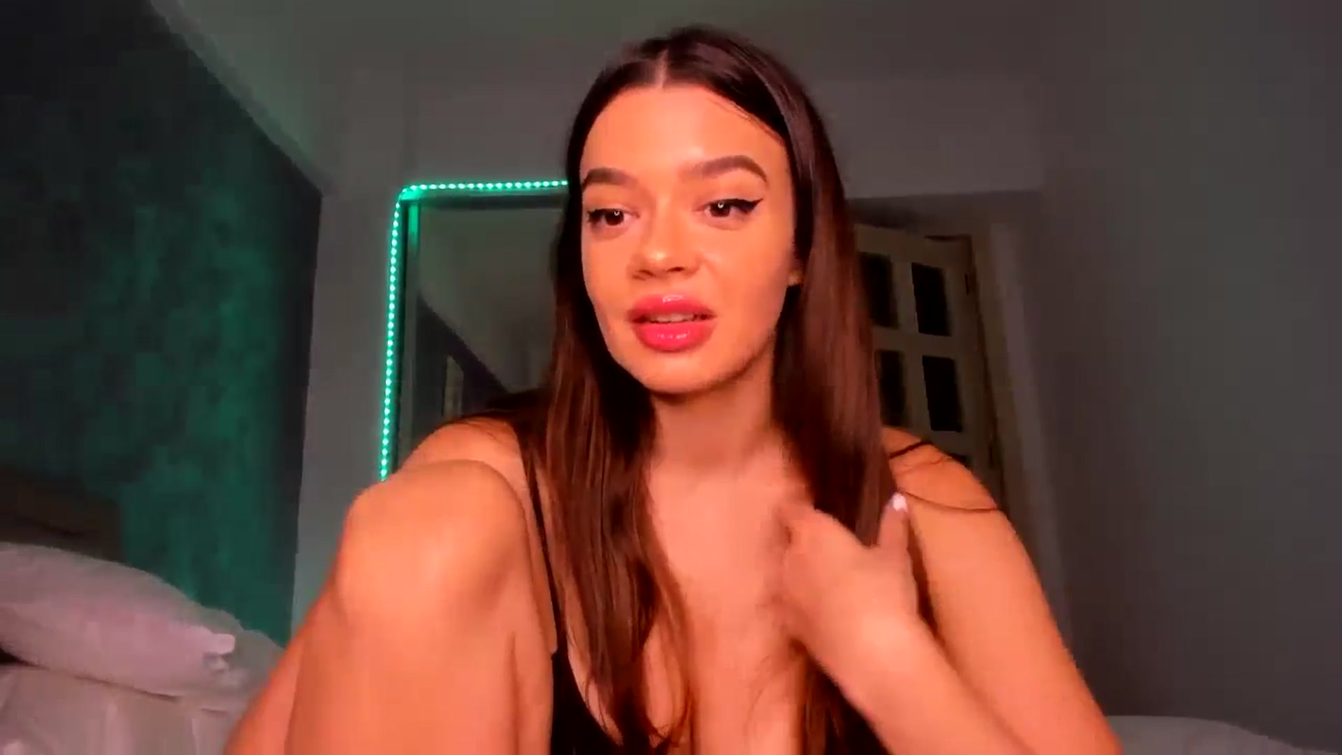 Gallery image thumbnail from Miss_Medyson's myfreecams stream on, 10/21/2024, 18:56 image 10 of 20