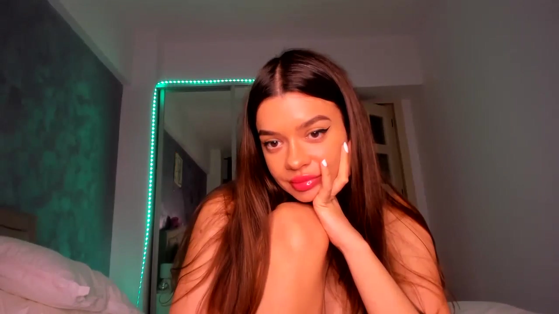 Gallery image thumbnail from Miss_Medyson's myfreecams stream on, 10/21/2024, 19:29 image 17 of 20