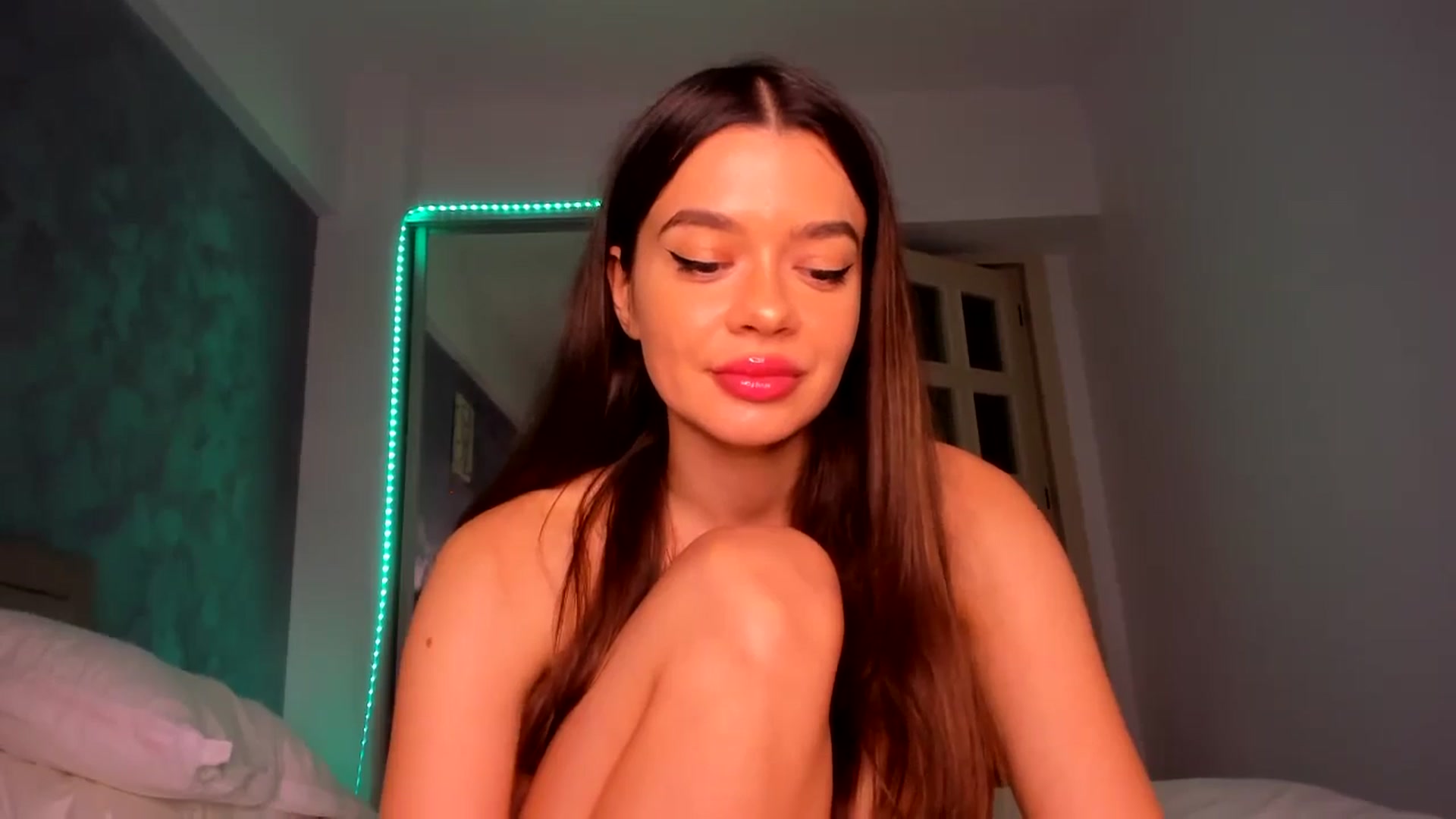 Gallery image thumbnail from Miss_Medyson's myfreecams stream on, 10/21/2024, 19:29 image 15 of 20