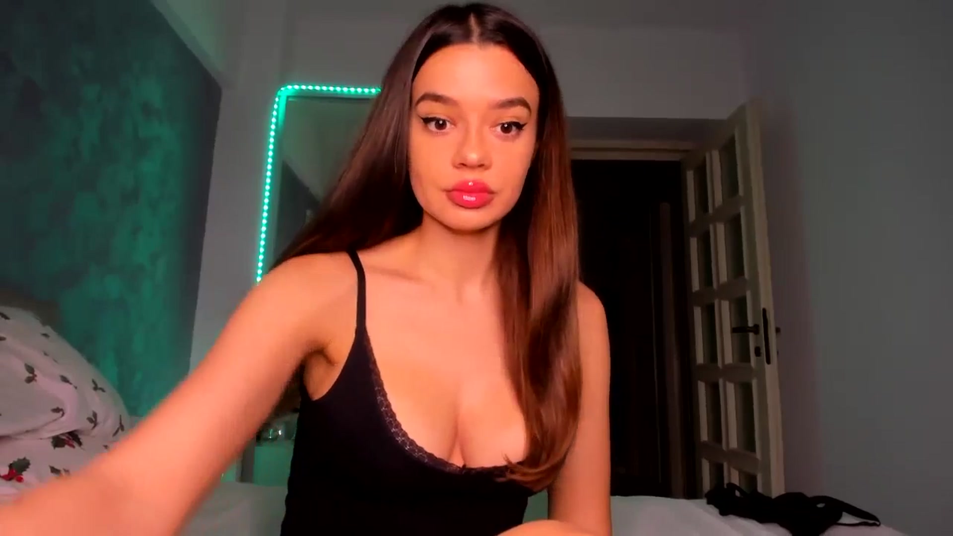 Gallery image thumbnail from Miss_Medyson's myfreecams stream on, 10/25/2024, 15:56 image 6 of 20