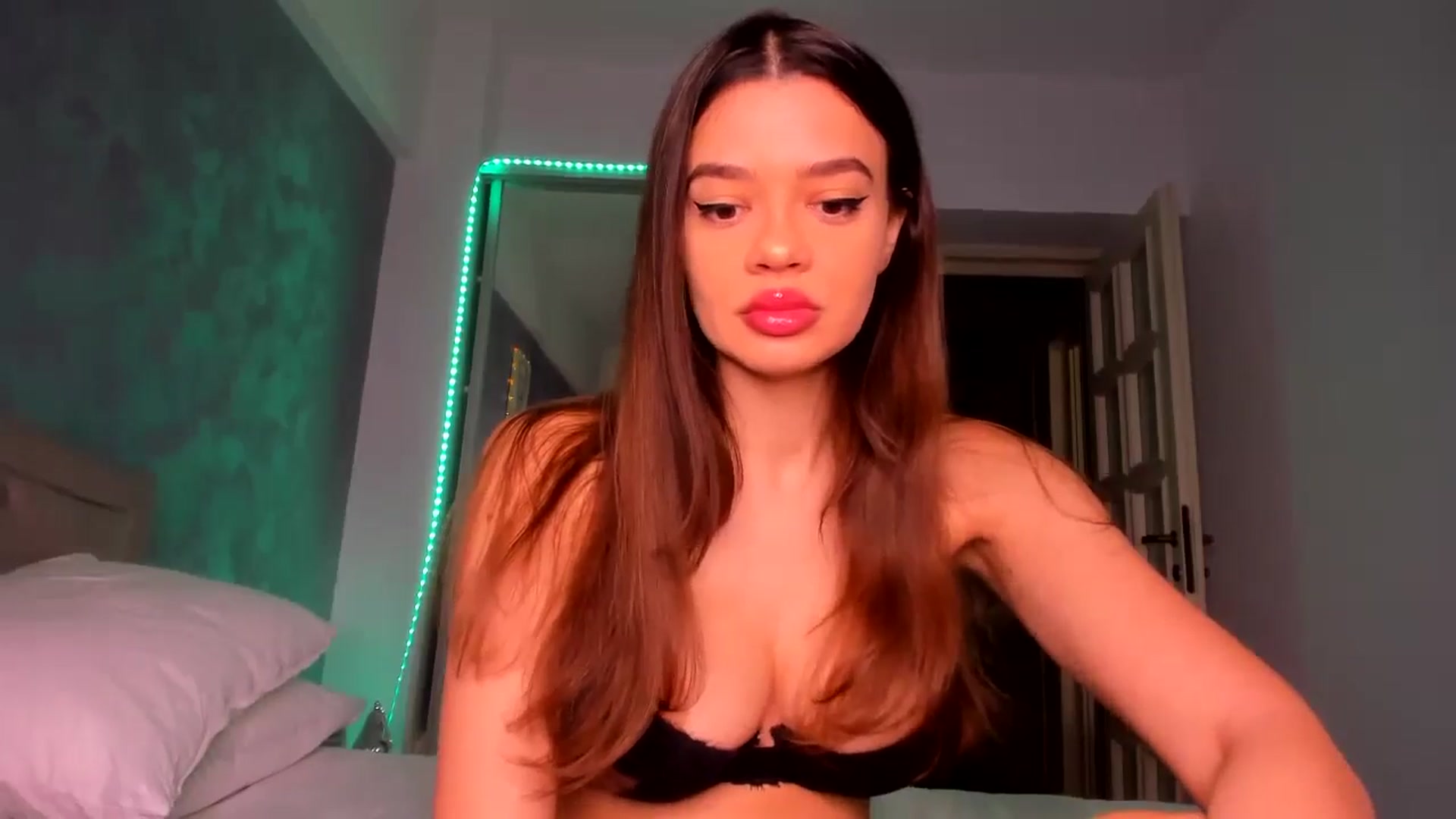 Gallery image thumbnail from Miss_Medyson's myfreecams stream on, 10/29/2024, 09:05 image 18 of 20