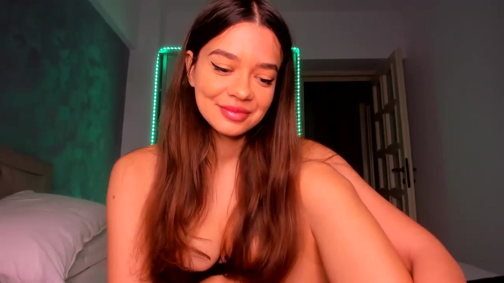 Gallery image thumbnail from Miss_Medyson's myfreecams stream on, 10/29/2024, 10:13 image 9 of 20