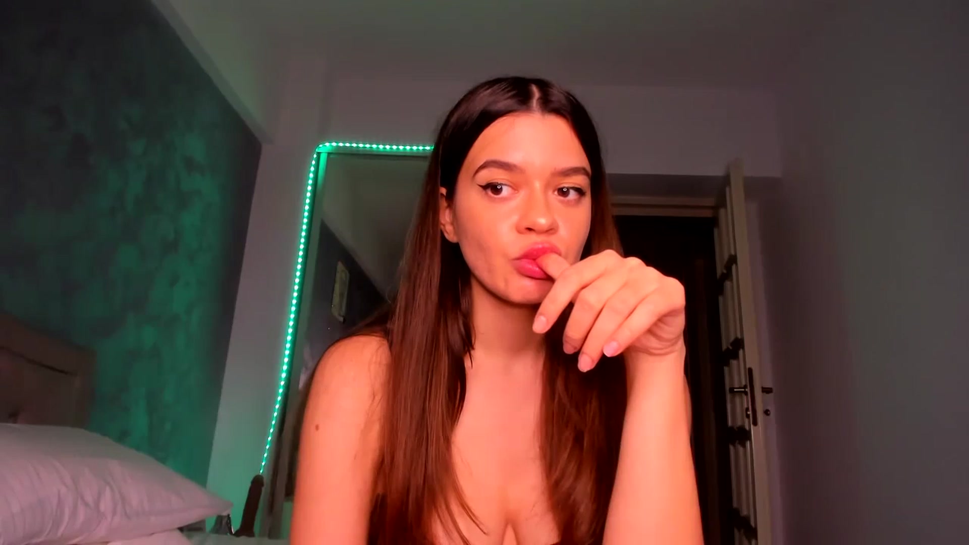 Gallery image thumbnail from Miss_Medyson's myfreecams stream on, 11/01/2024, 18:08 image 17 of 20