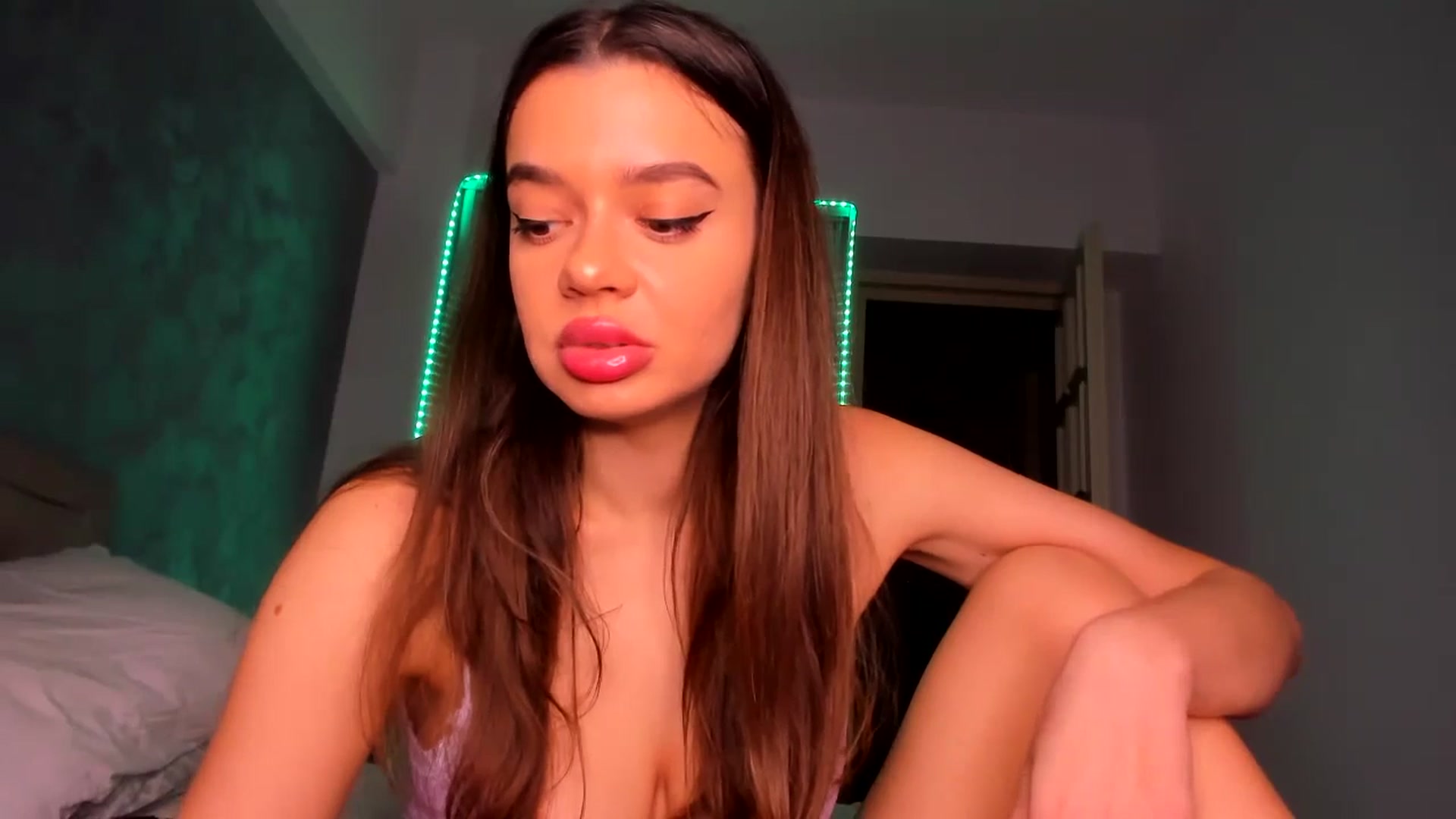 Gallery image thumbnail from Miss_Medyson's myfreecams stream on, 11/13/2024, 18:49 image 18 of 20