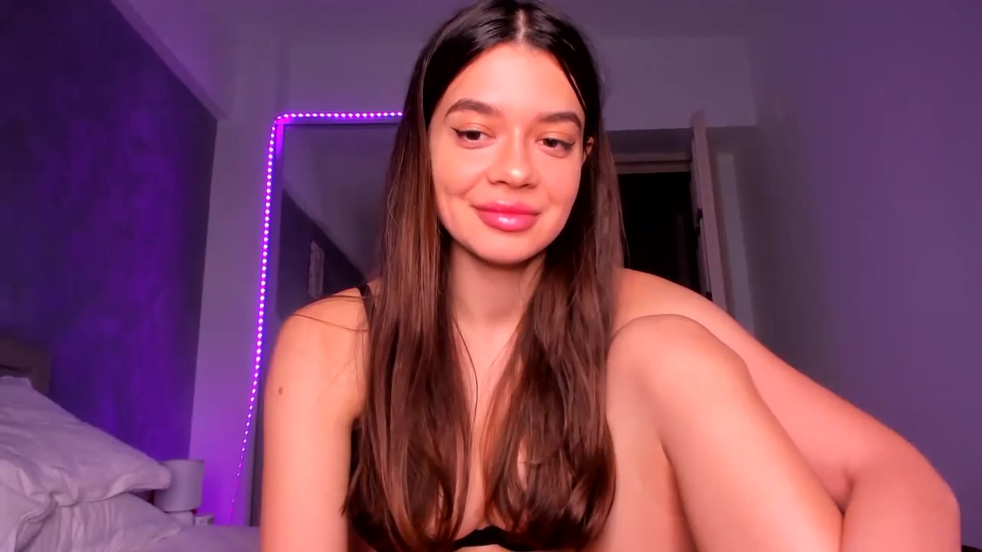 Gallery image thumbnail from Miss_Medyson's myfreecams stream on, 11/16/2024, 18:49 image 13 of 20