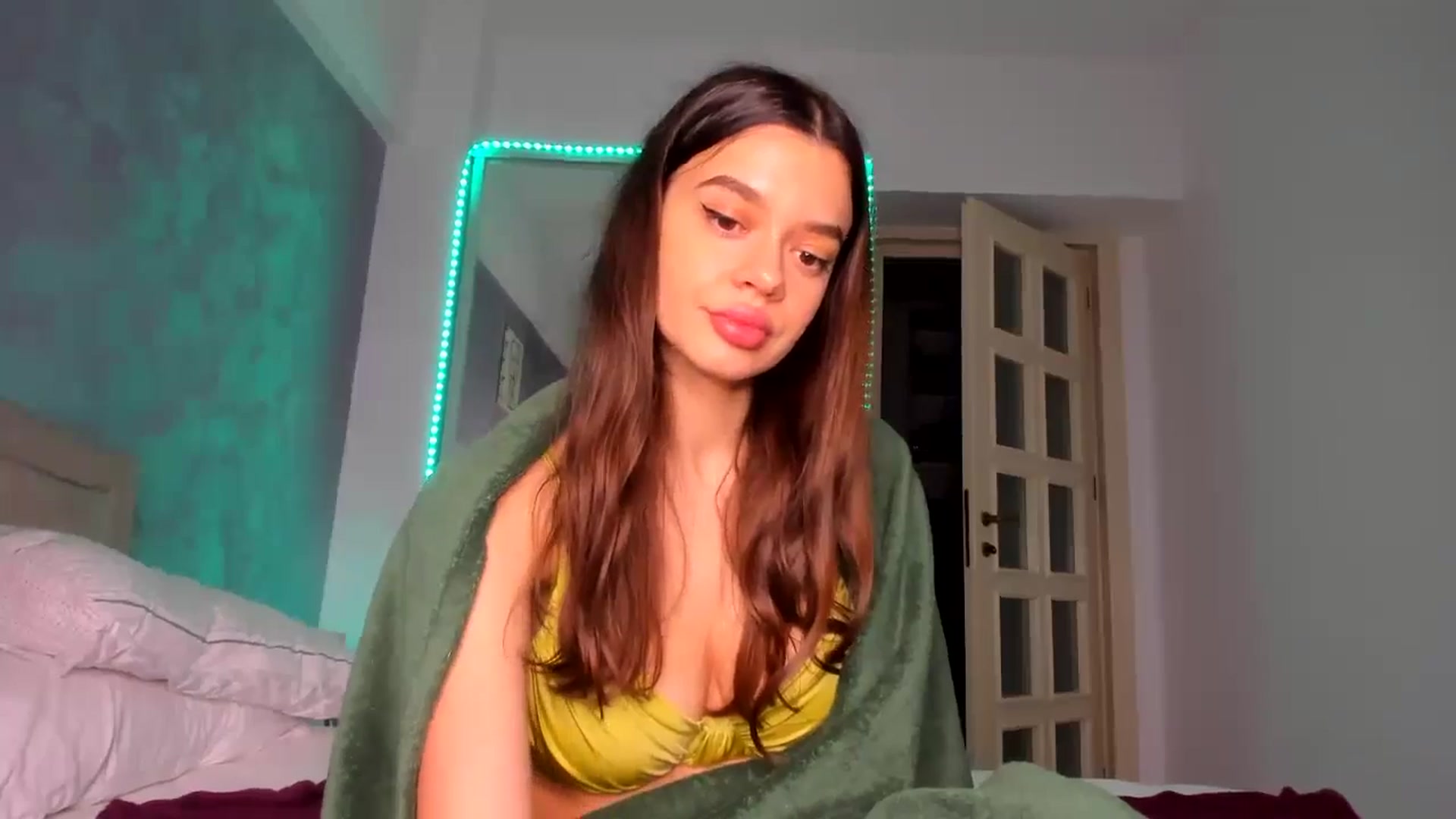 Gallery image thumbnail from Miss_Medyson's myfreecams stream on, 11/20/2024, 17:51 image 17 of 20