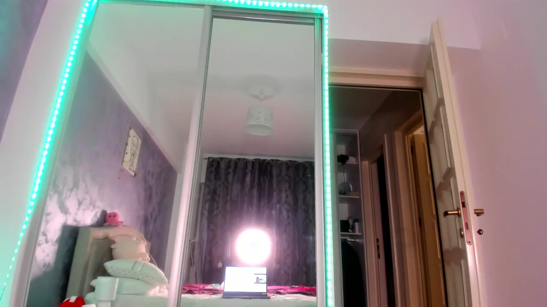 Gallery image thumbnail from Miss_Medyson's myfreecams stream on, 11/21/2024, 19:14 image 16 of 20