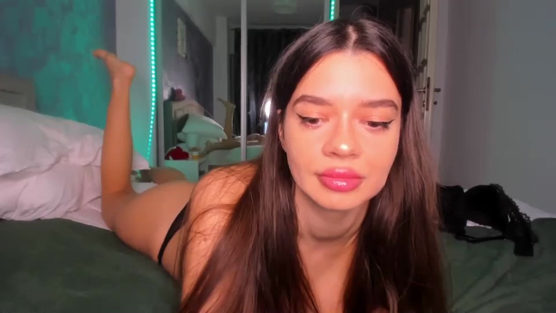 Gallery image thumbnail from Miss_Medyson's myfreecams stream on, 11/25/2024, 19:00 image 17 of 20