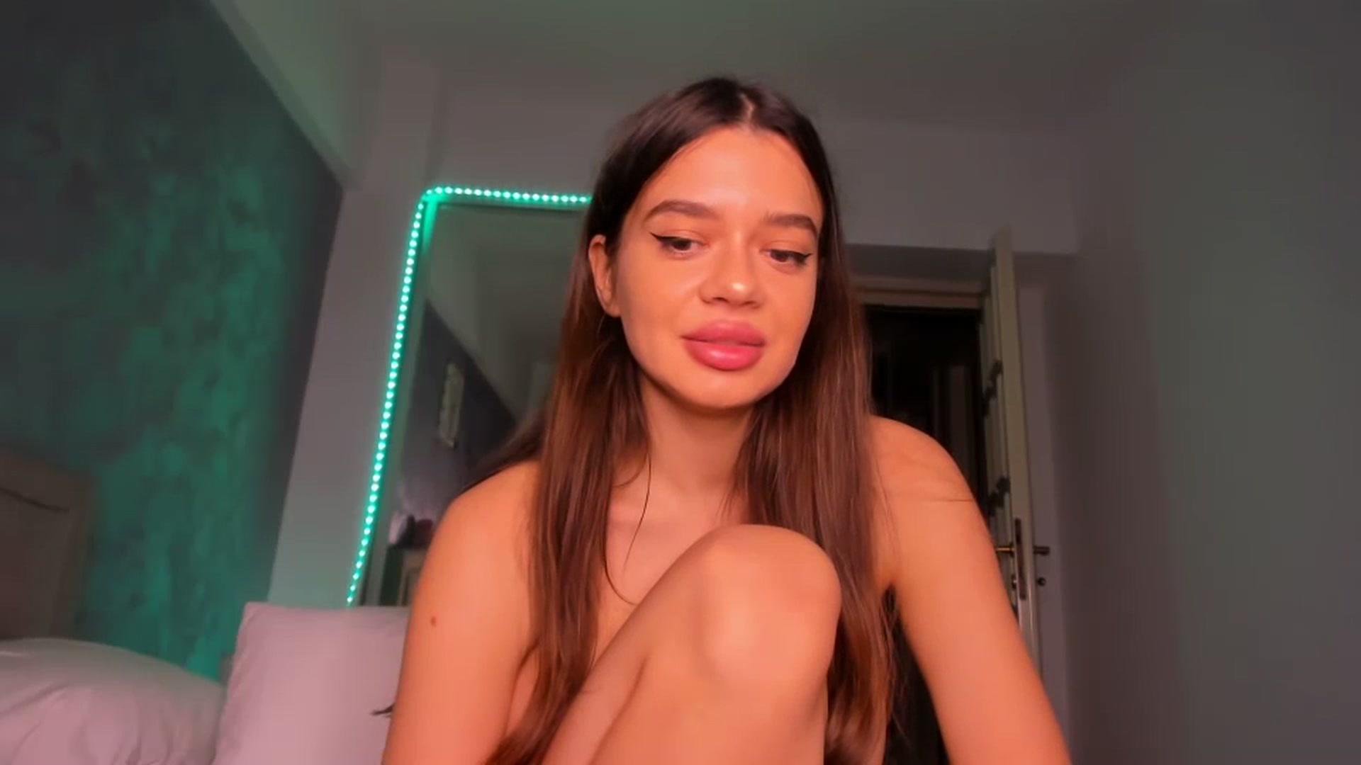 Gallery image thumbnail from Miss_Medyson's myfreecams stream on, 11/25/2024, 19:51 image 10 of 20