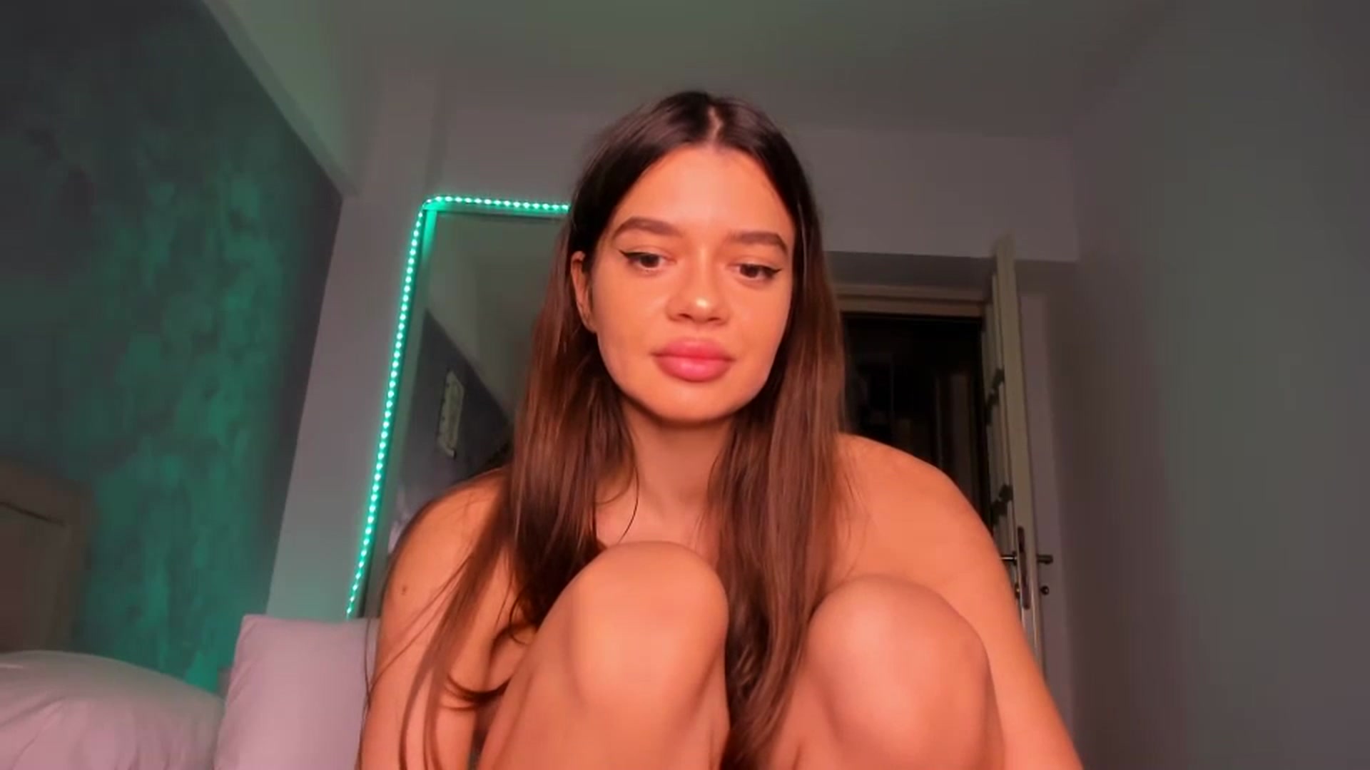 Gallery image thumbnail from Miss_Medyson's myfreecams stream on, 11/25/2024, 19:51 image 18 of 20