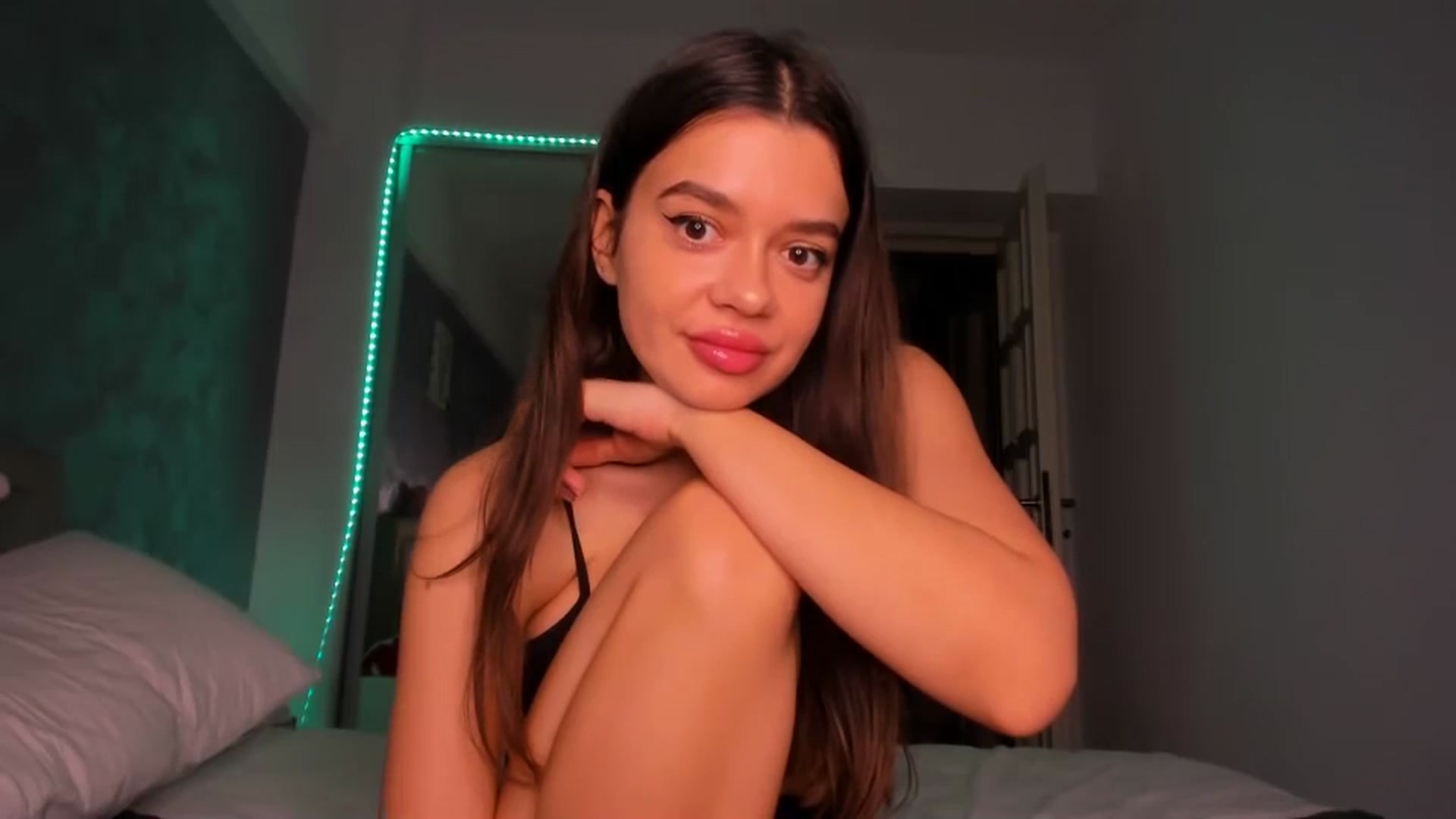 Gallery image thumbnail from Miss_Medyson's myfreecams stream on, 11/27/2024, 18:09 image 18 of 20