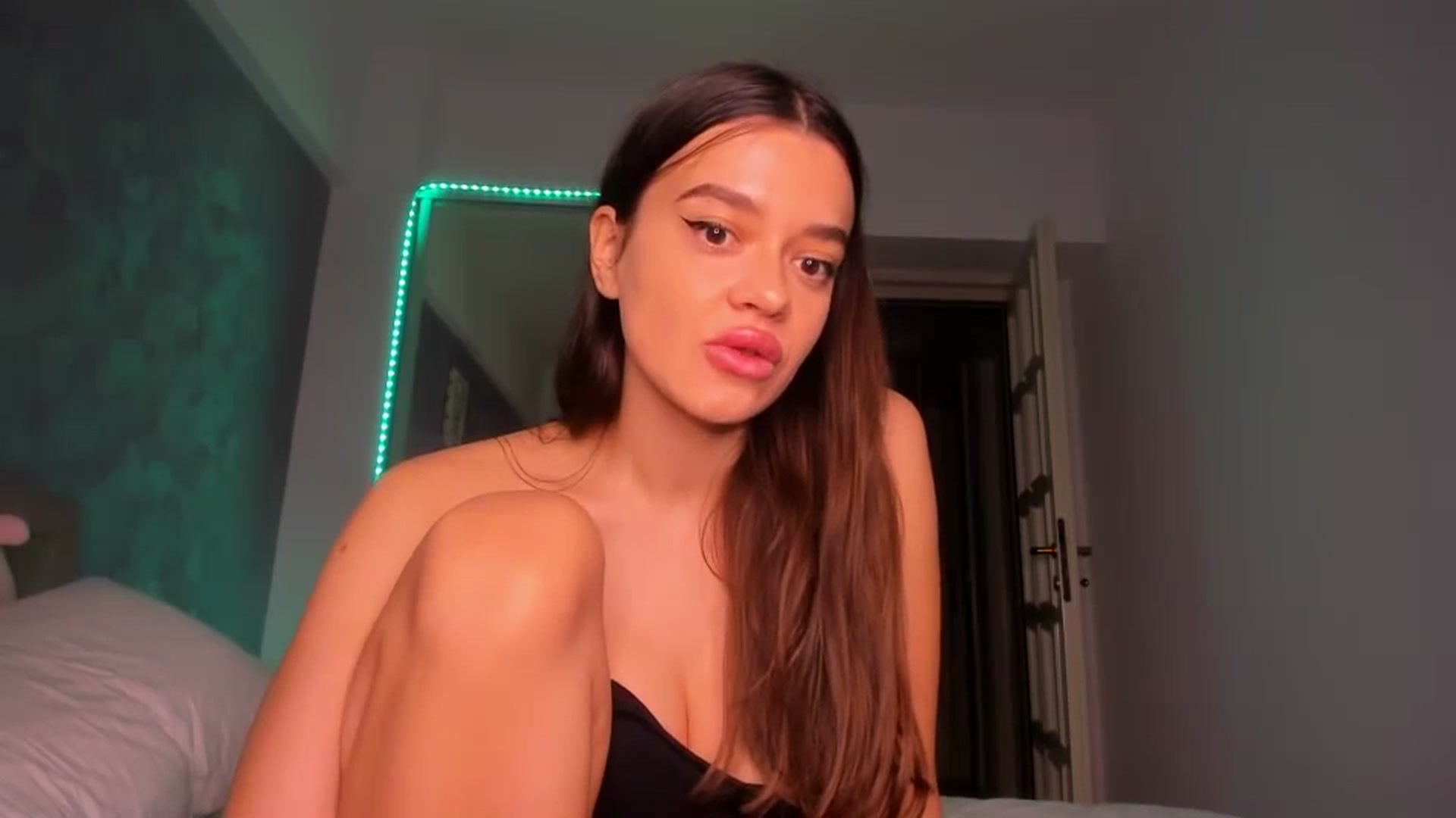 Gallery image thumbnail from Miss_Medyson's myfreecams stream on, 11/27/2024, 18:53 image 2 of 20