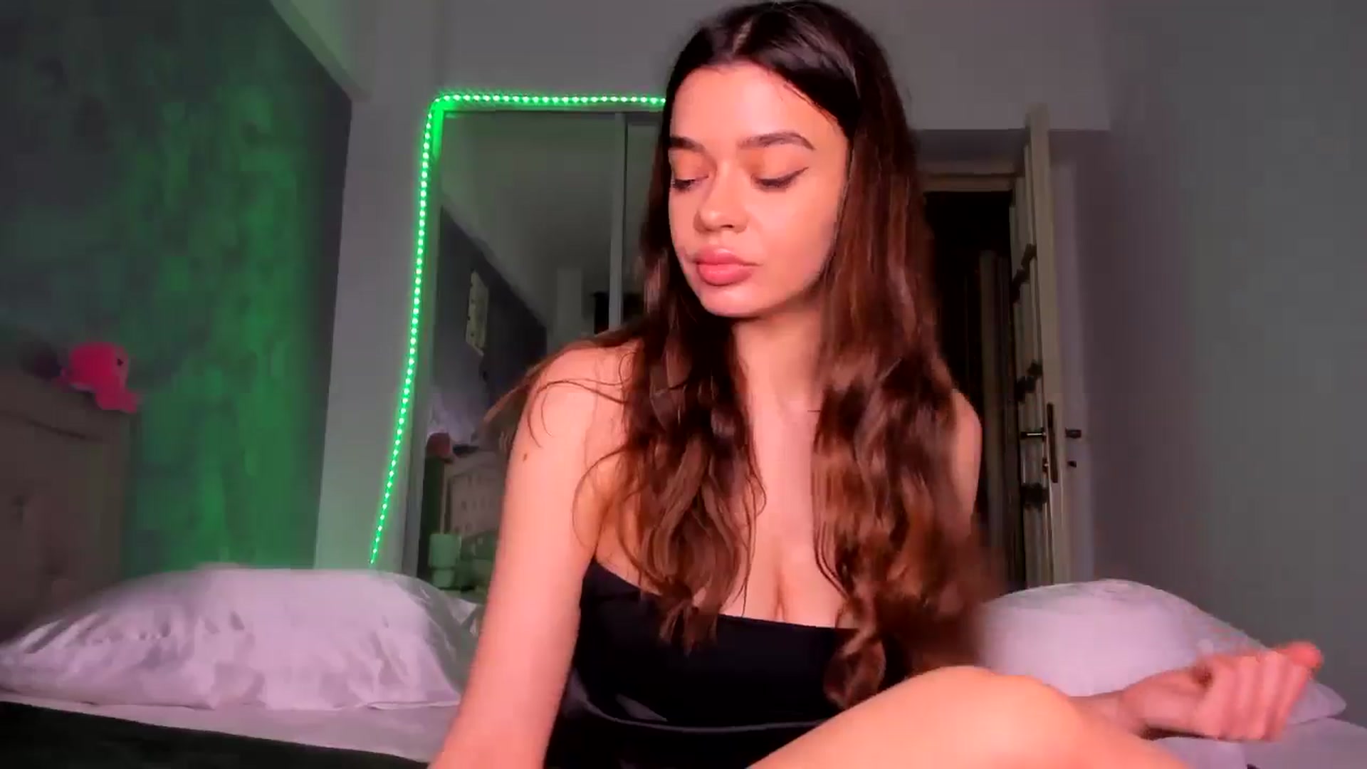 Gallery image thumbnail from Miss_Medyson's myfreecams stream on, 04/02/2025, 12:01 image 16 of 20