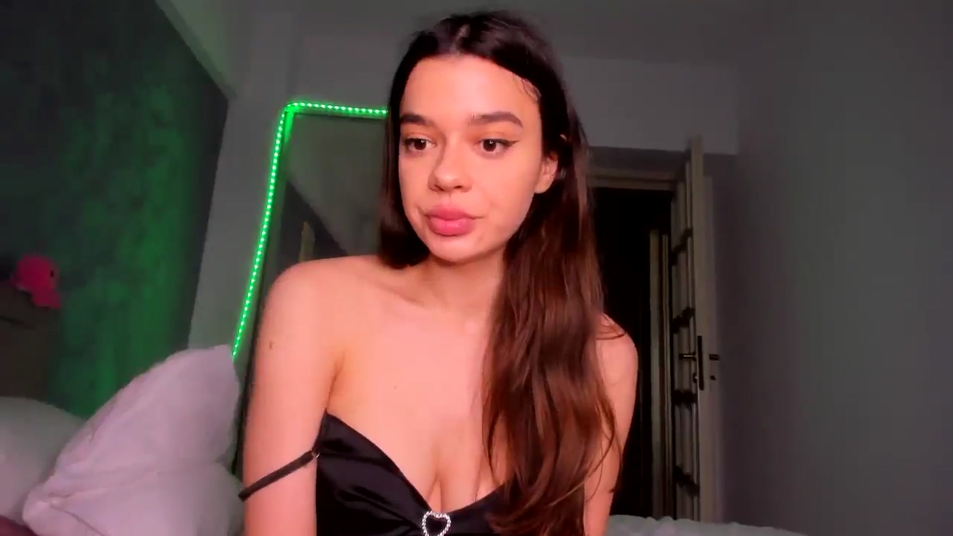 Gallery image thumbnail from Miss_Medyson's myfreecams stream on, 04/18/2025, 10:08 image 2 of 20
