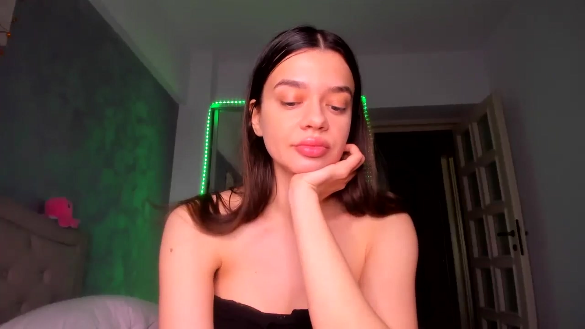 Gallery image thumbnail from Miss_Medyson's myfreecams stream on, 05/02/2025, 11:20 image 9 of 20