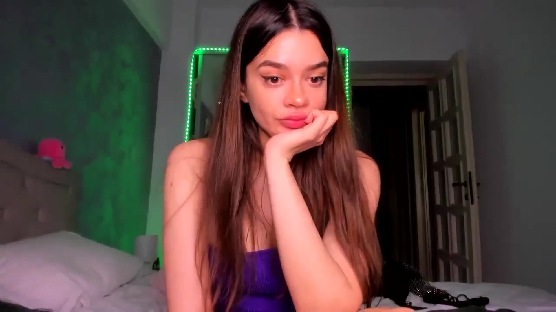 Gallery image thumbnail from Miss_Medyson's myfreecams stream on, 05/14/2025, 12:29 image 3 of 20