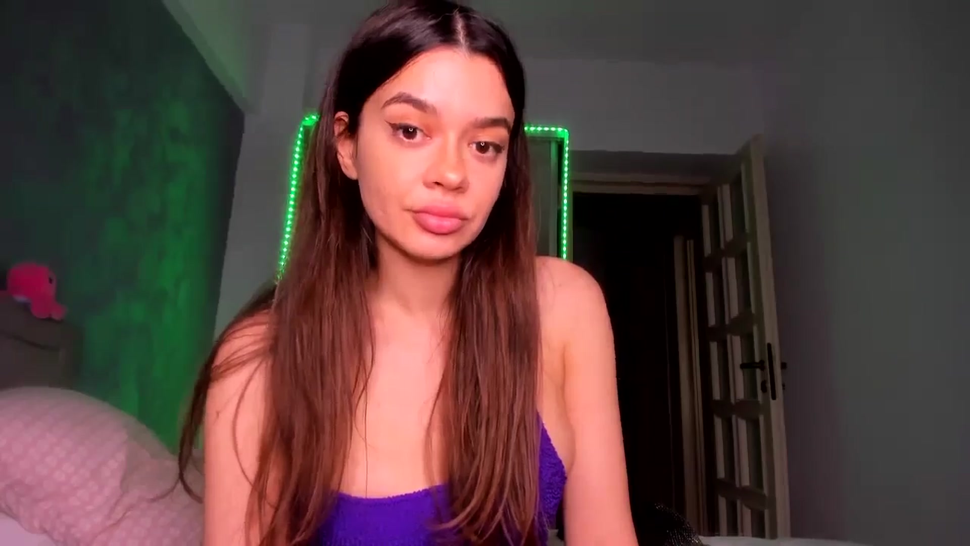 Gallery image thumbnail from Miss_Medyson's myfreecams stream on, 05/14/2025, 12:29 image 19 of 20